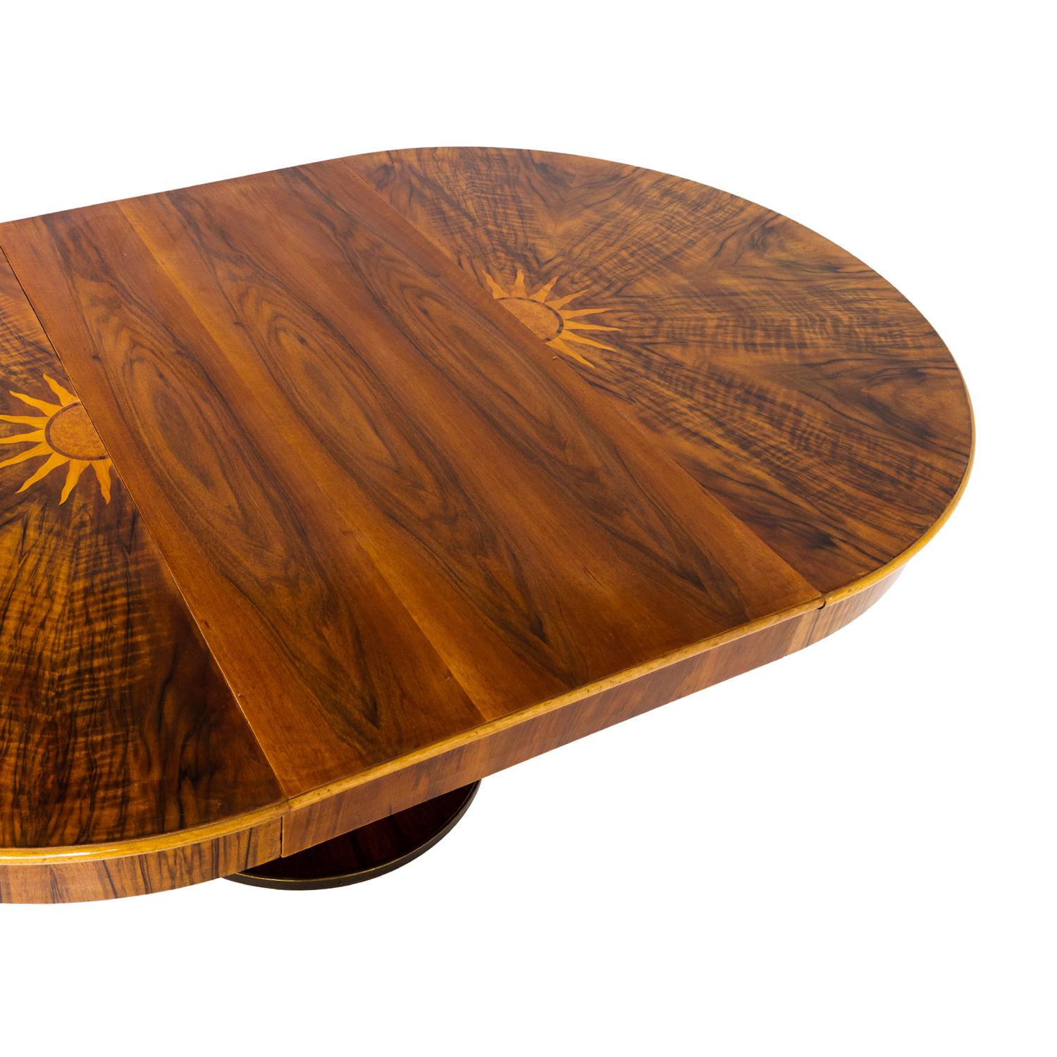 Table de salle à manger extensible en noyer du 20e siècle de style French Art Deco Bon état - En vente à West Palm Beach, FL