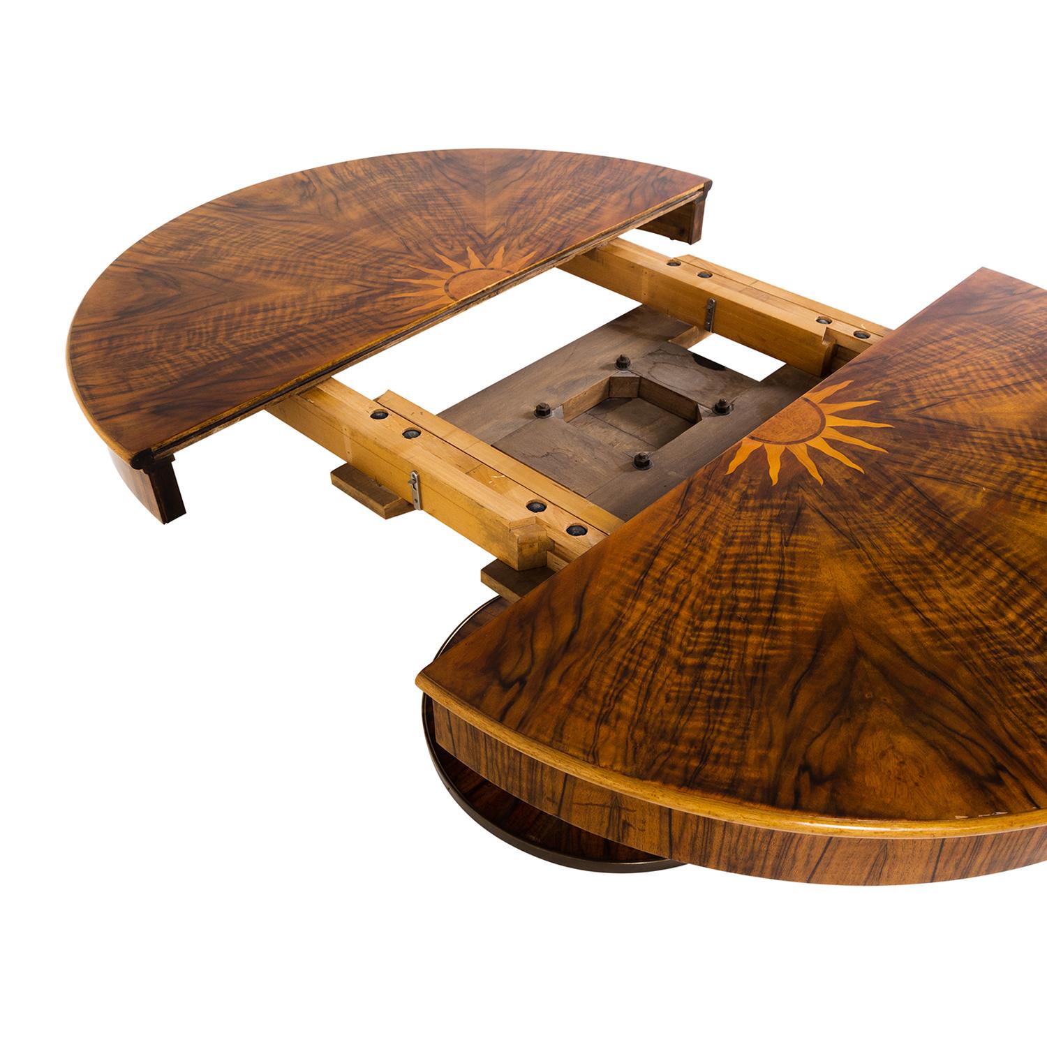 20ième siècle Table de salle à manger extensible en noyer du 20e siècle de style French Art Deco en vente