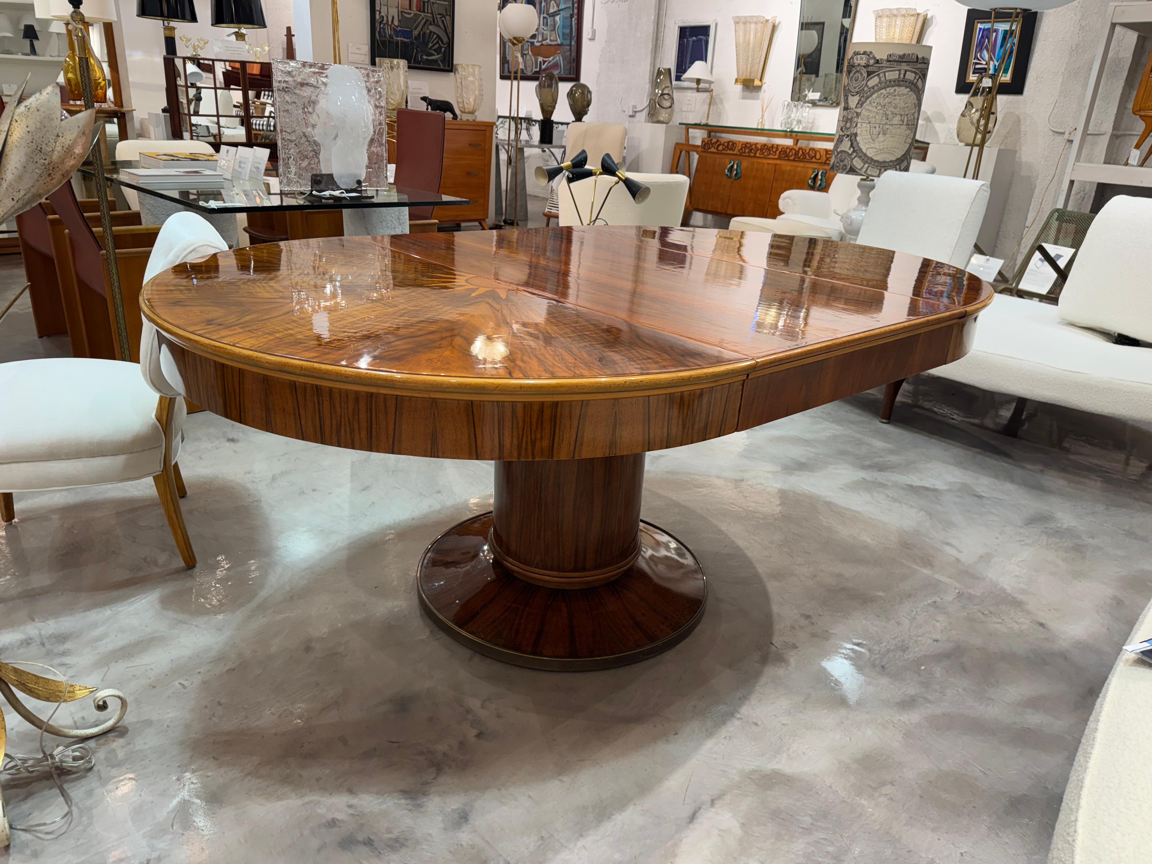 Table de salle à manger extensible en noyer du 20e siècle de style French Art Deco en vente 1