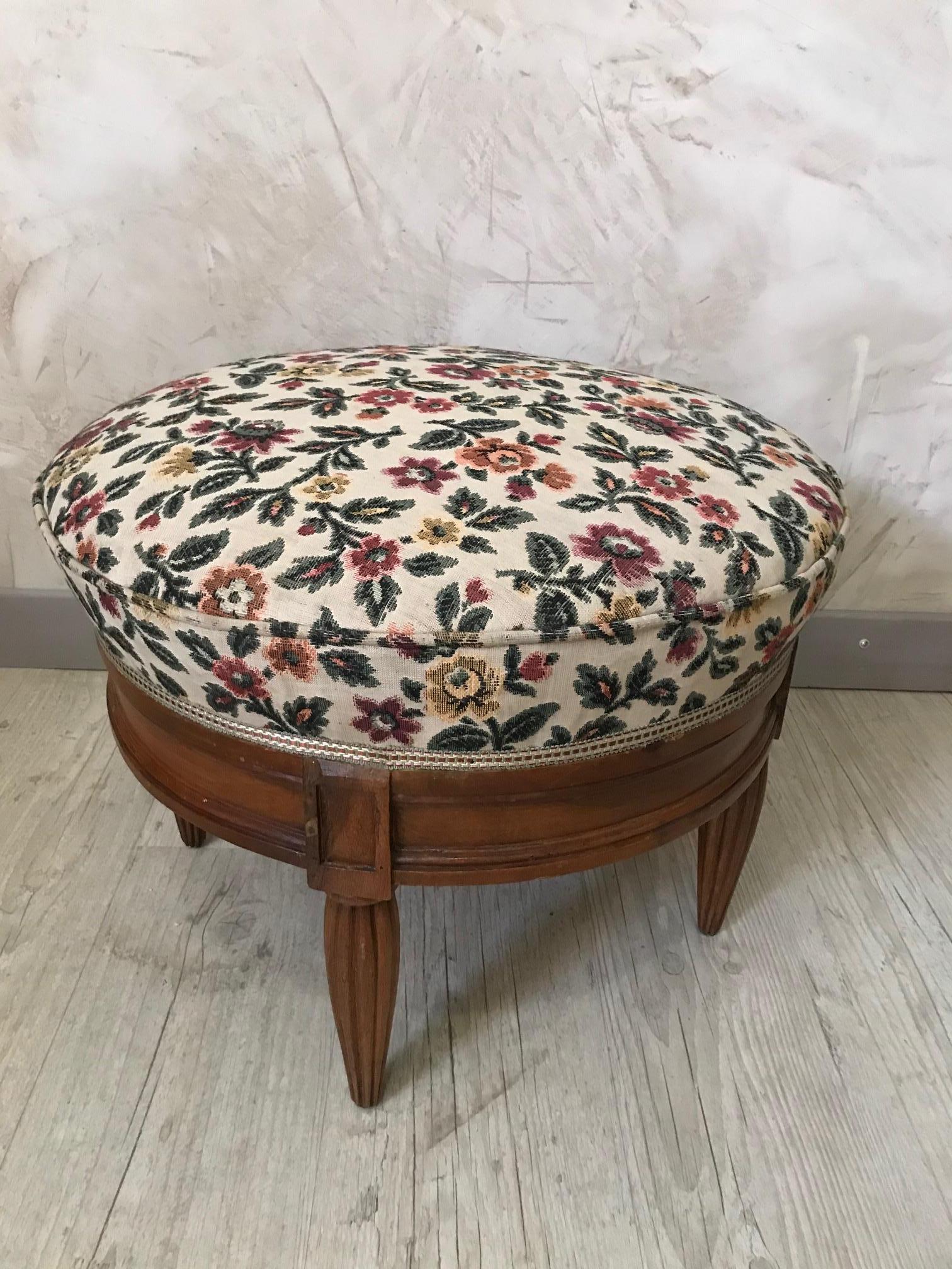 Very nice 20th century French Art Deco footstool from the 1930s.
Covered with a nice flower fabric and finish with a beautiful braid.
Very good condition and quality.