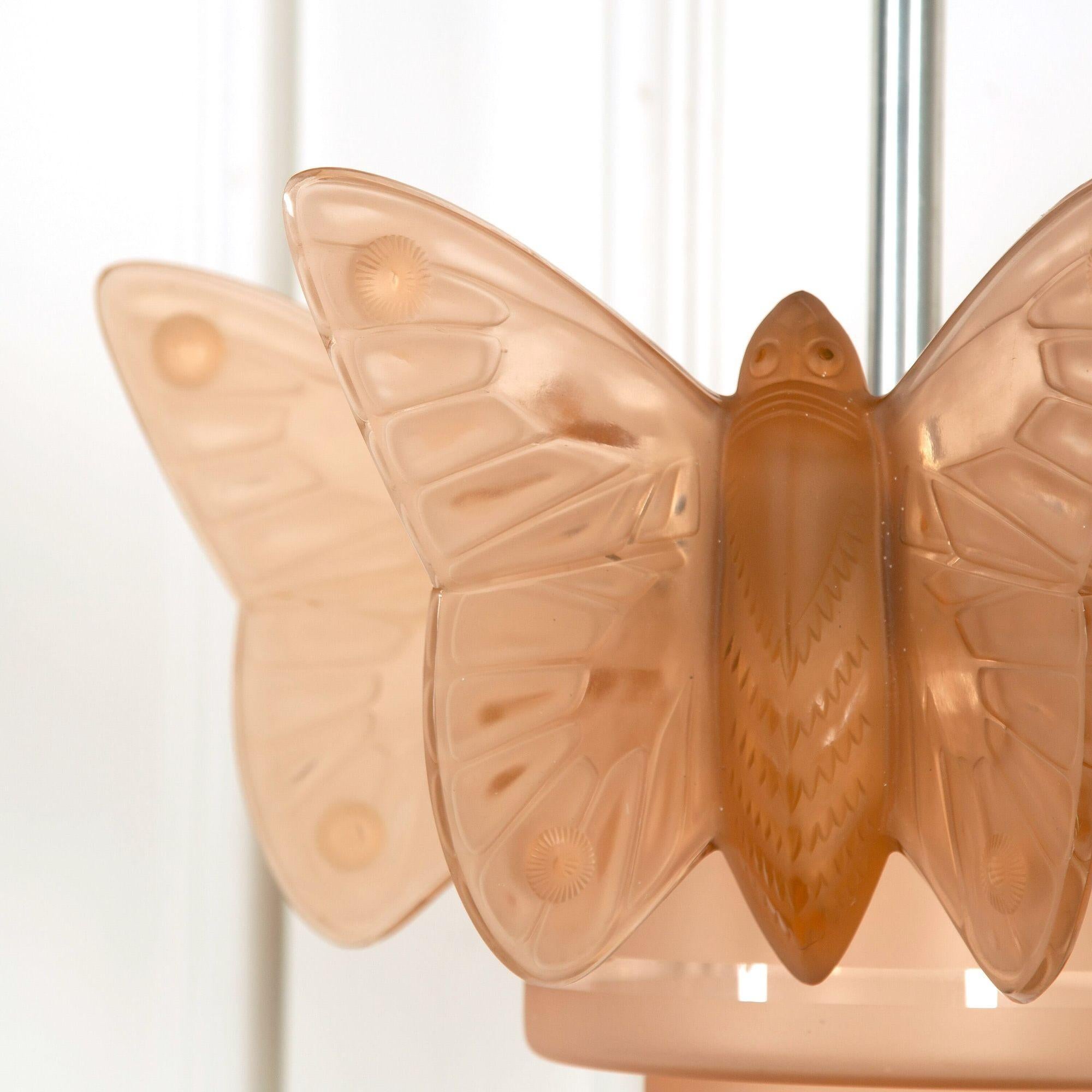 Fabuleux plafonnier suspendu Art déco à la manière de Verlys et Degué. Circa 1930.
Trois grands papillons ou mites en verre translucide entourent un abat-jour central en verre.
Les photos sont magnifiques, qu'elles soient éclairées ou non. Un petit