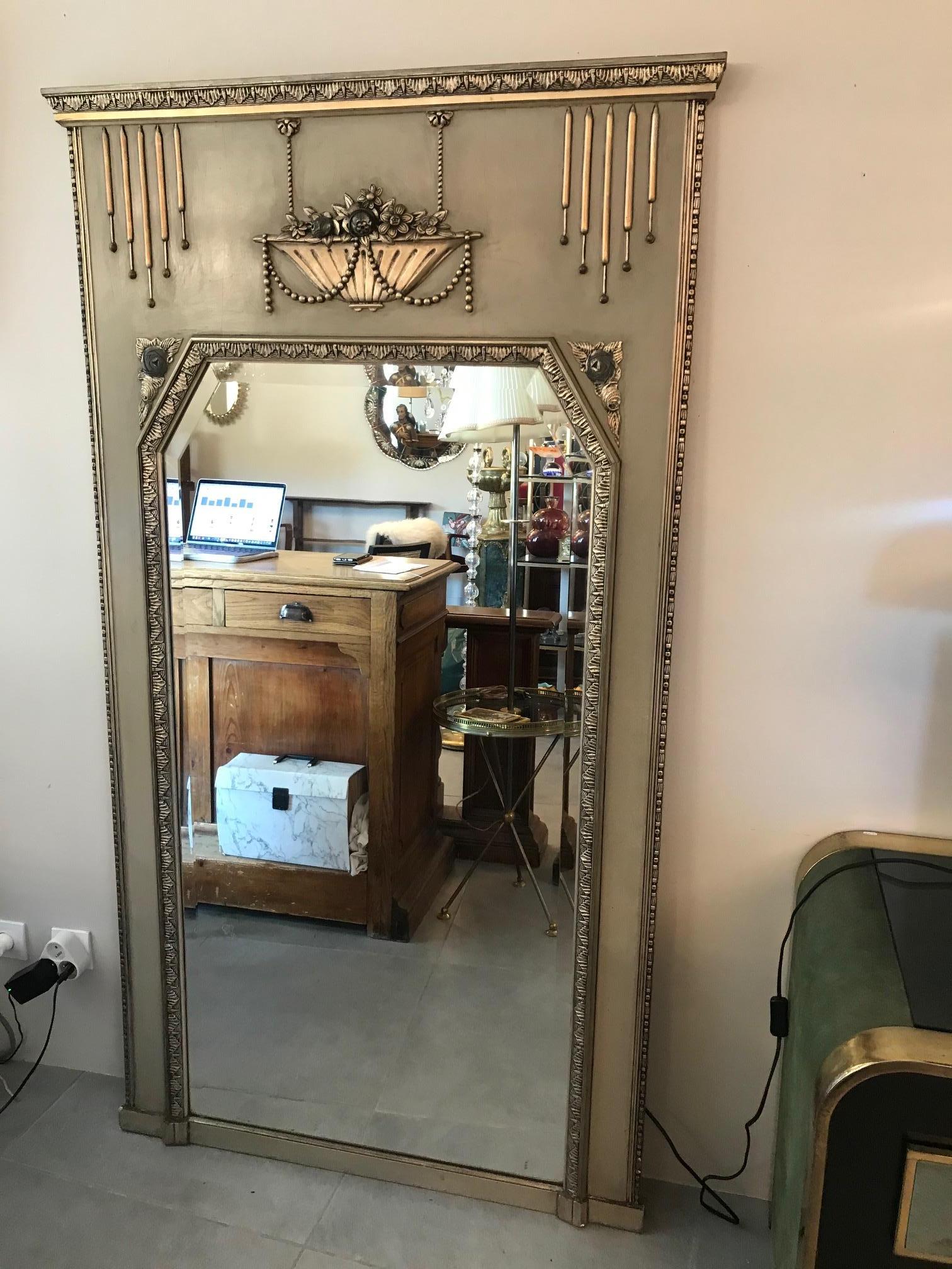 Beautiful and rare 20th century French Art deco golden wood mirror from the 1930s.
Typical Art deco shape and ornament (flower bucket)
Beveled mirror. (mirror dimensions: 141 cm height x 69 cm width)
Very nice quality. A little piece is missing