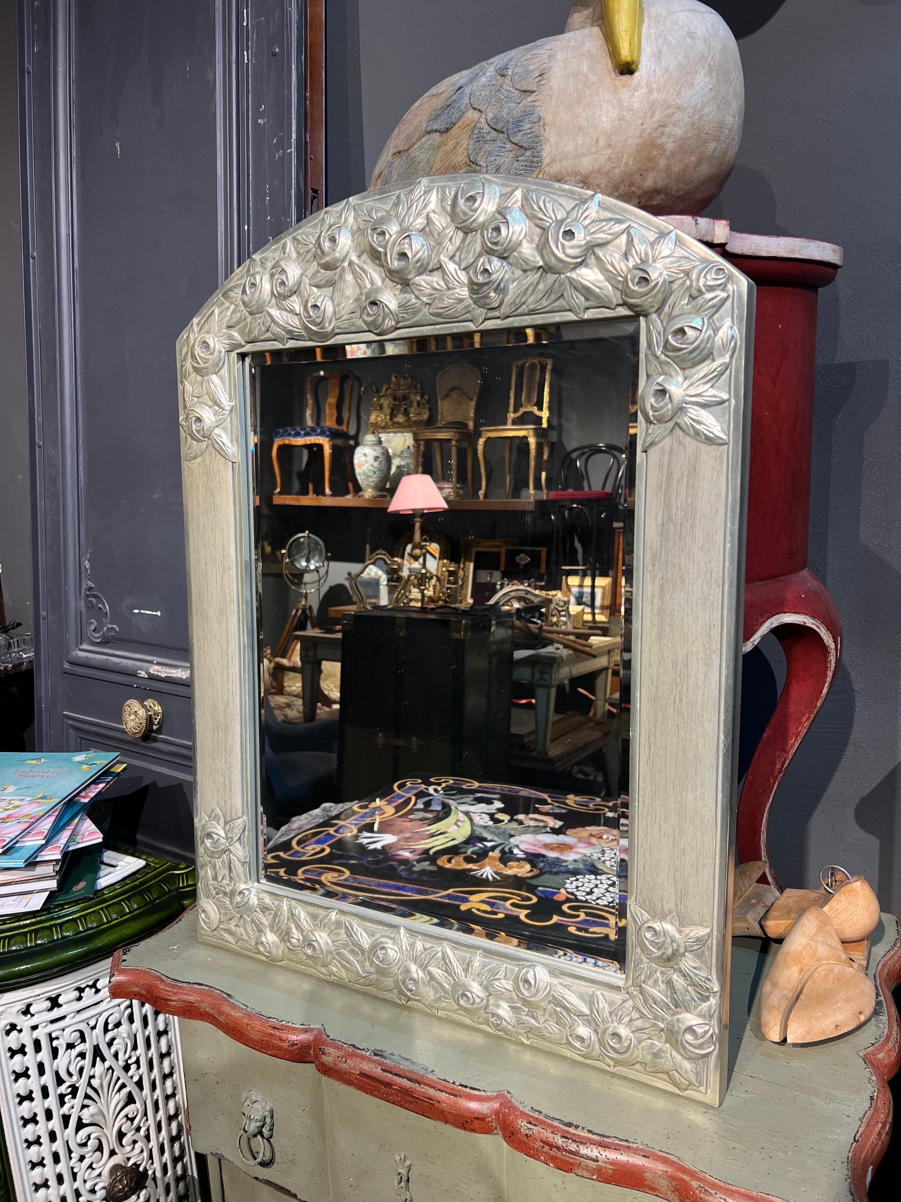 Français Miroir Art déco français du 20ème siècle sculpté à la main dans un cadre fini argenté en vente