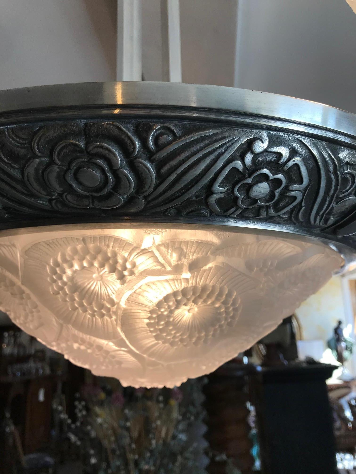 20th Century French Art Deco Iron and Anemone Glass Chandelier, 1930s In Good Condition In LEGNY, FR