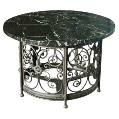 Table d'appoint ou petite table basse Art déco française du 20ème siècle en fer et marbre