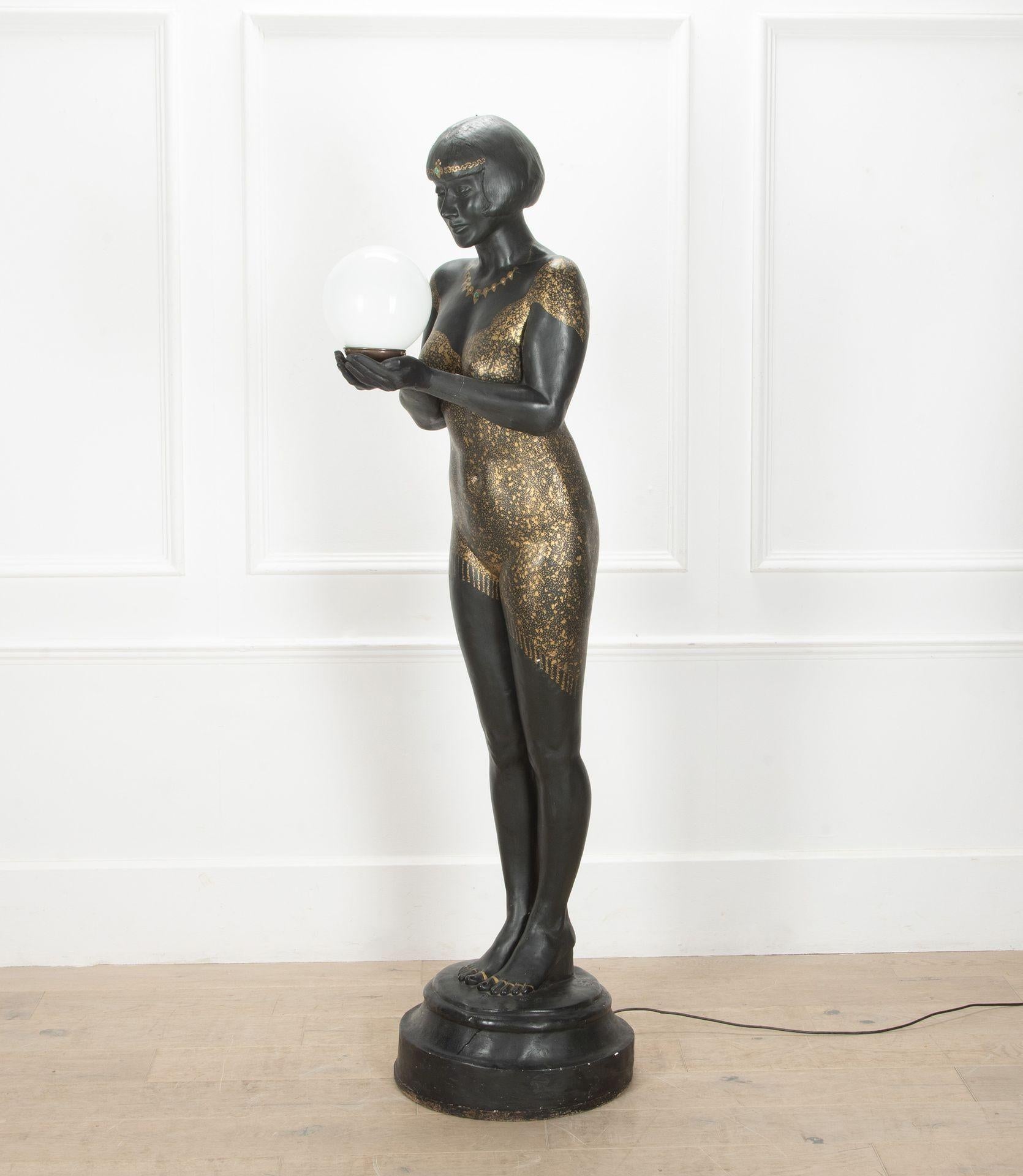 Grande statue-lampe en plâtre Art Déco français du 20ème siècle. Femme debout tenant une boule de verre.
Signé par M-One et D-Daussat, Paris.
Pièce unique, Bigli et décorative.
Circa 1930.
Signes d'usure correspondant à l'âge.