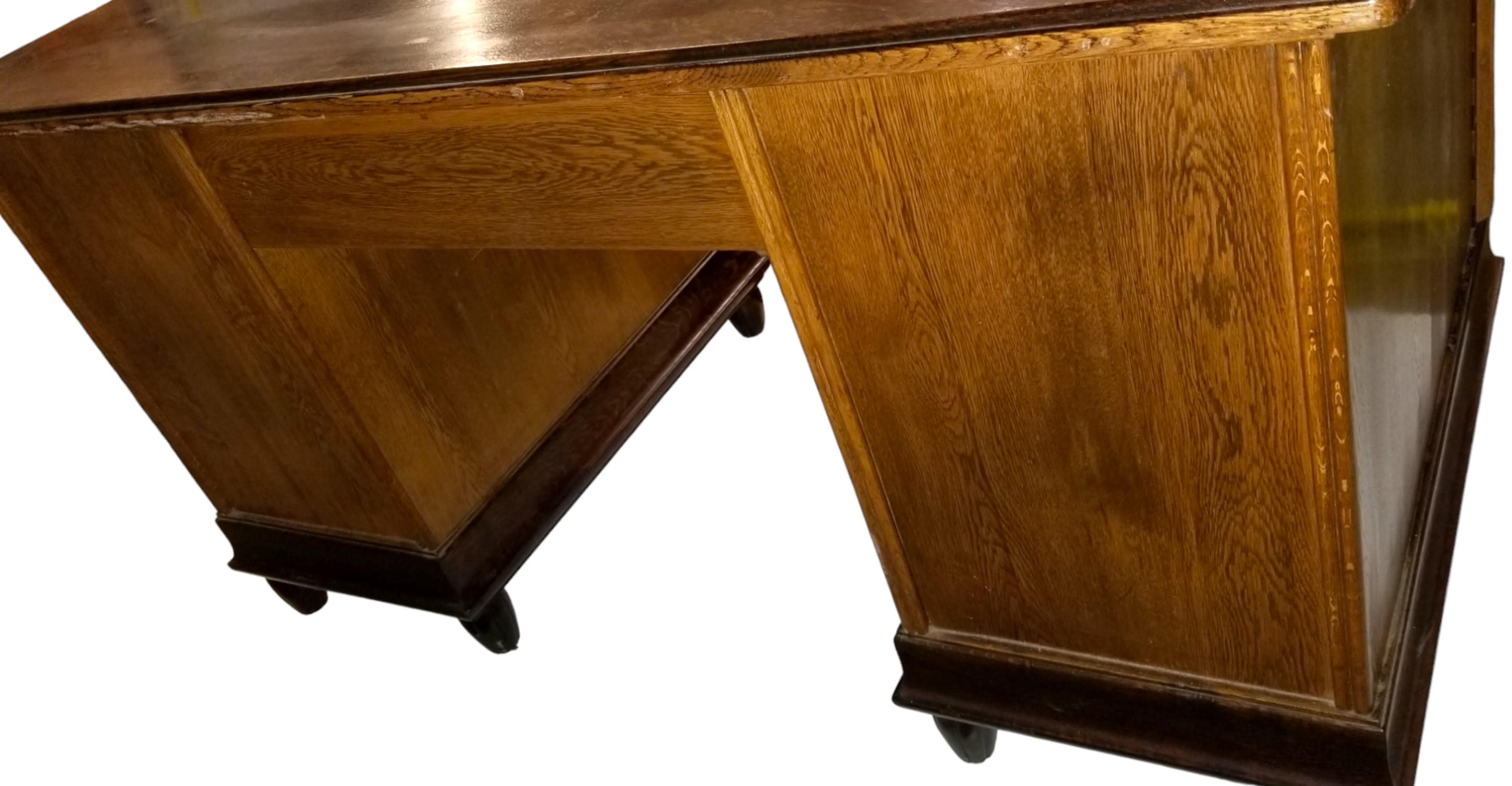 Französischer Art Deco Großer Eichenholz Vintage Büro-/Schreibtisch / Schreibtisch aus dem 20. Jahrhundert  im Angebot 10