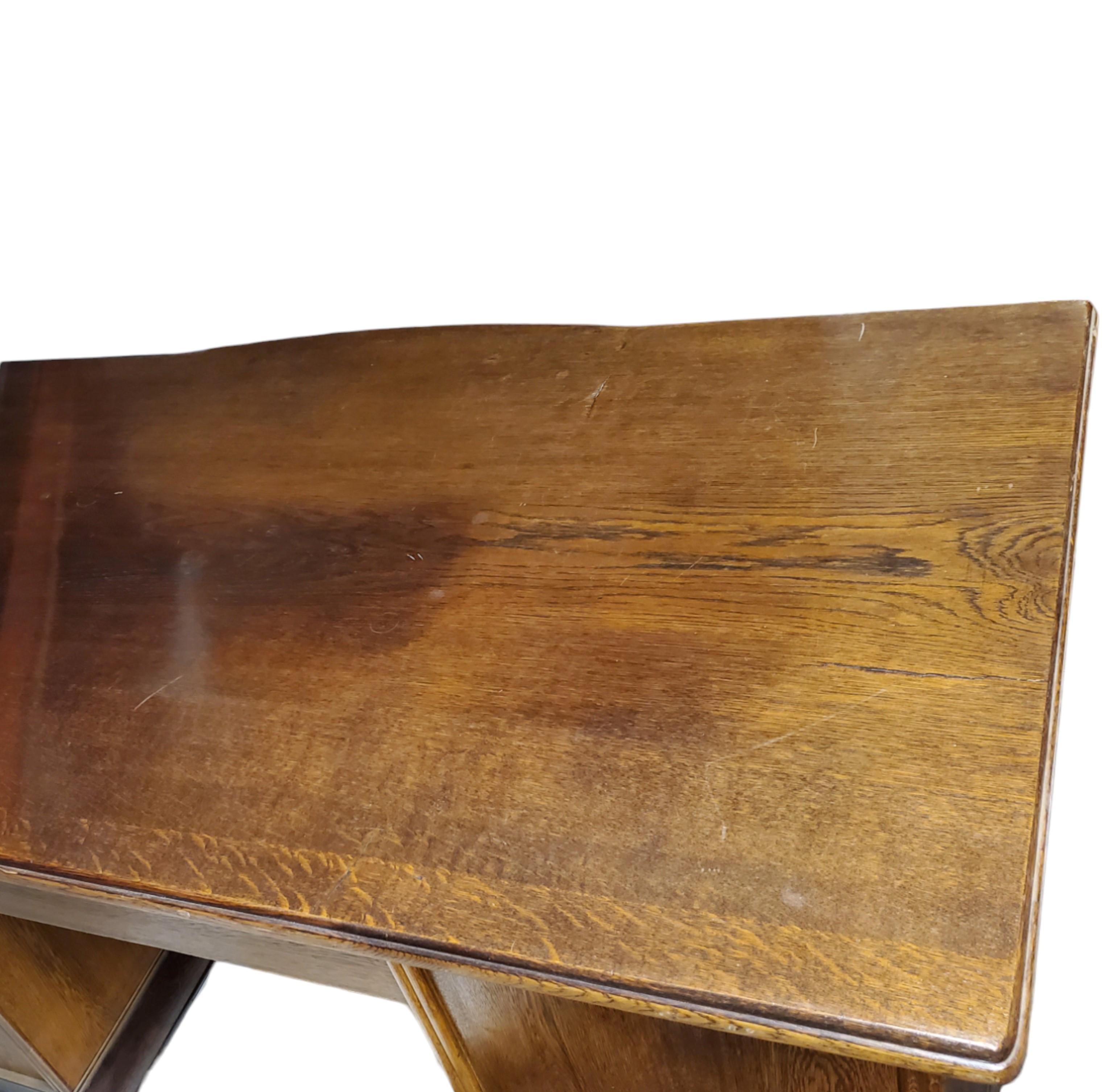 Französischer Art Deco Großer Eichenholz Vintage Büro-/Schreibtisch / Schreibtisch aus dem 20. Jahrhundert  im Angebot 12