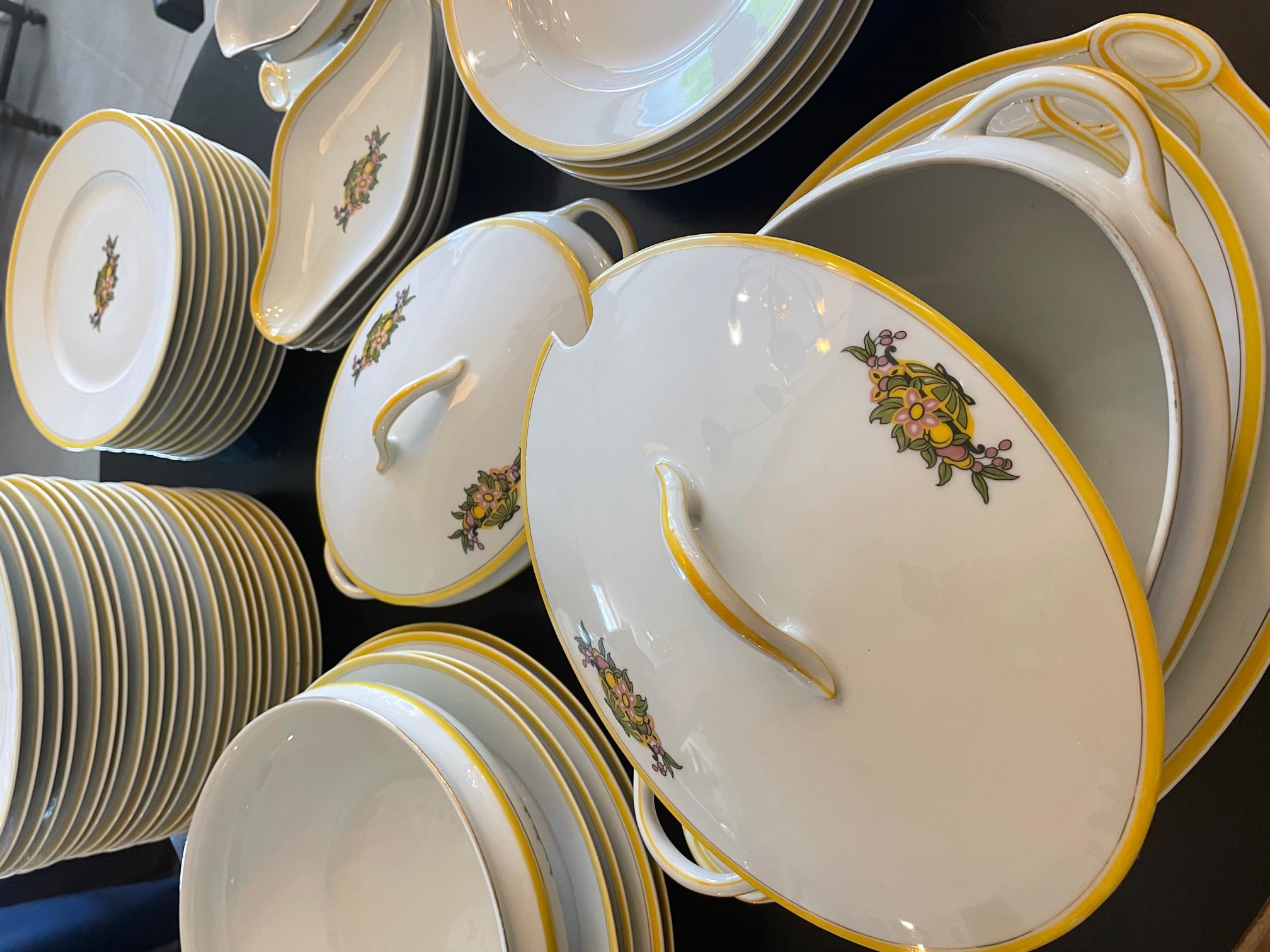 Porcelaine Vaisselle de service en porcelaine de Limoges Art Déco français du XXe siècle 49 pièces en vente