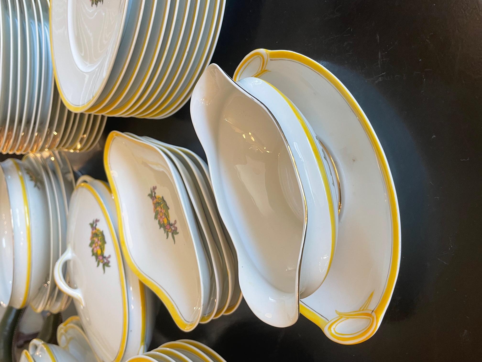 Vaisselle de service en porcelaine de Limoges Art Déco français du XXe siècle 49 pièces Bon état - En vente à LEGNY, FR