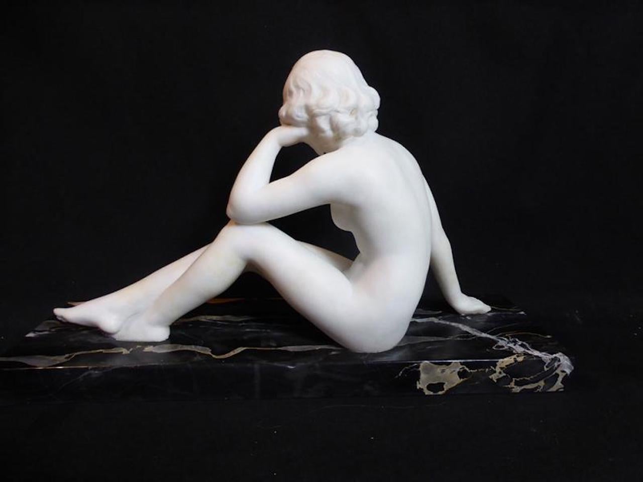 Beautiful 20th century French Art Deco marble women sculpture from the 1930s.
White marble women on a black marble base.
Very good condition.