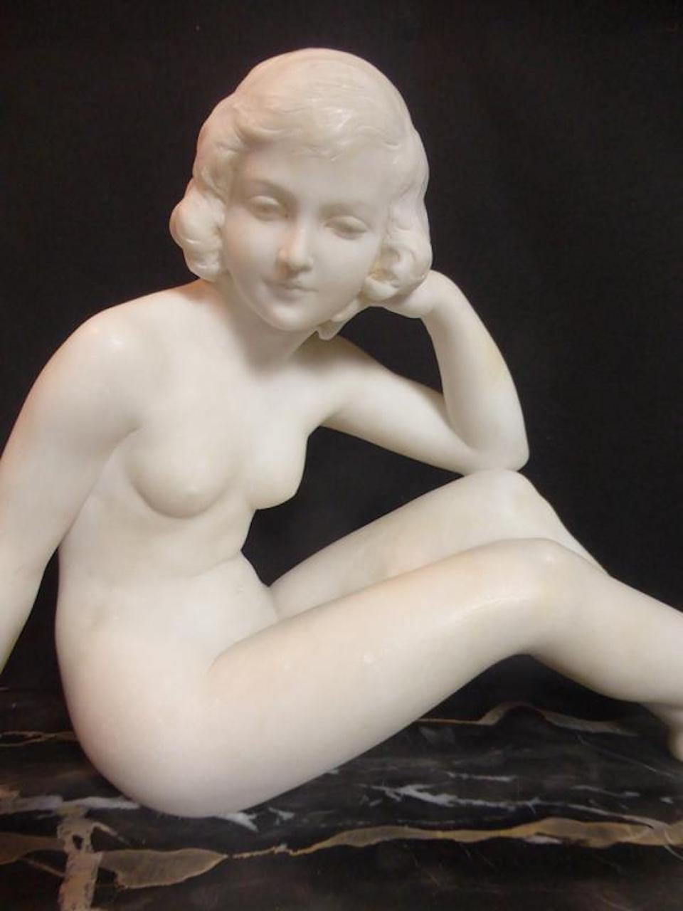 20th Century French Art Deco Marble Women Sculpture, 1930s In Good Condition In LEGNY, FR