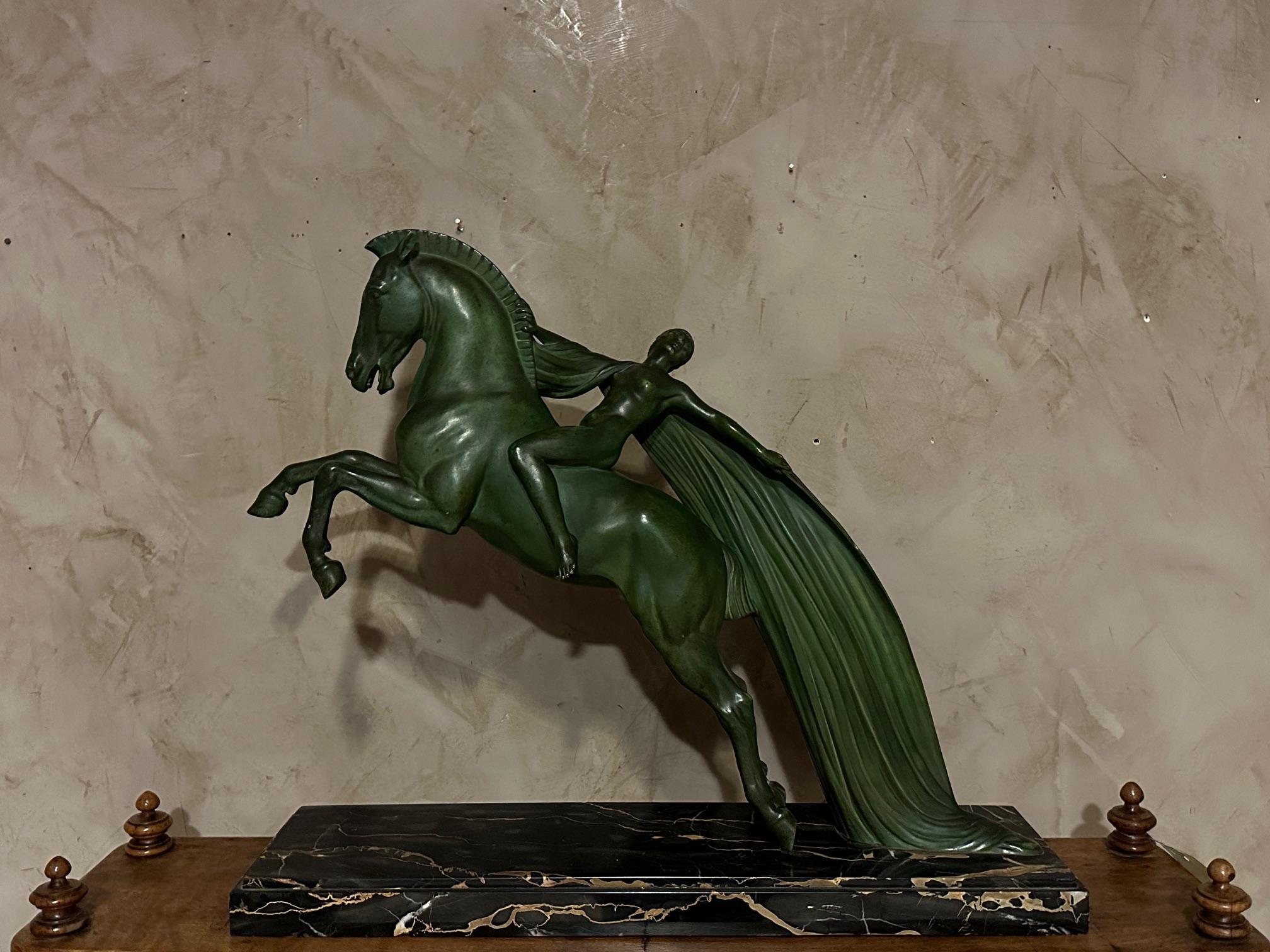 Prächtige Metallskulptur aus der Zeit des Art déco, die eine Frau auf einem Pferd darstellt. Signiert vom Künstler C.Charles auf dem Sockel. 
Schöne grüne Patina.
Dieses Stück wurde in der Werkstatt von Max Le Verrier hergestellt.
Diese fließende