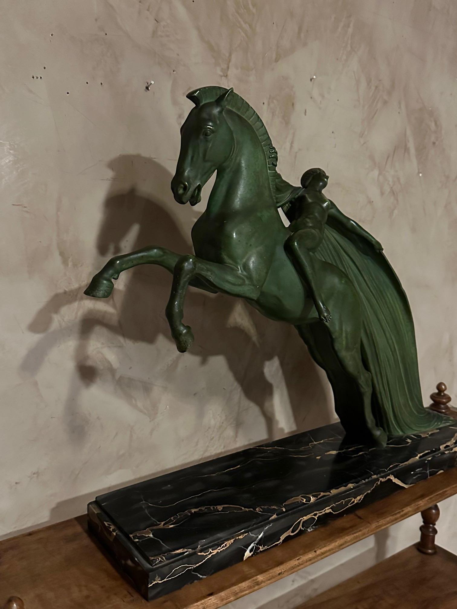 Französische Art-déco-Skulptur eines Pferdes aus Metall und Marmor aus dem 20. Jahrhundert, C.Charles, 1930er Jahre (Mitte des 20. Jahrhunderts) im Angebot