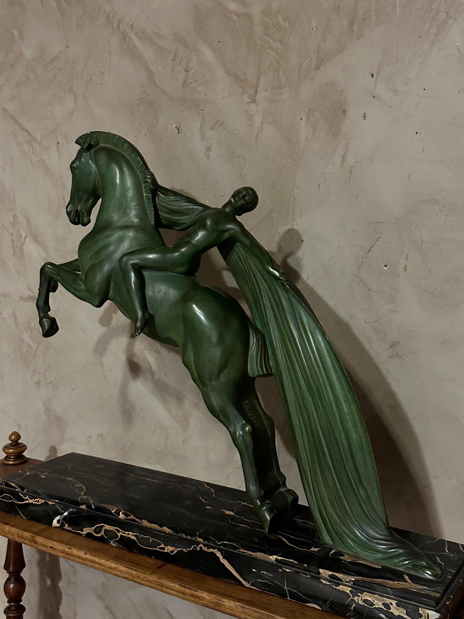Französische Art-déco-Skulptur eines Pferdes aus Metall und Marmor aus dem 20. Jahrhundert, C.Charles, 1930er Jahre im Angebot 3