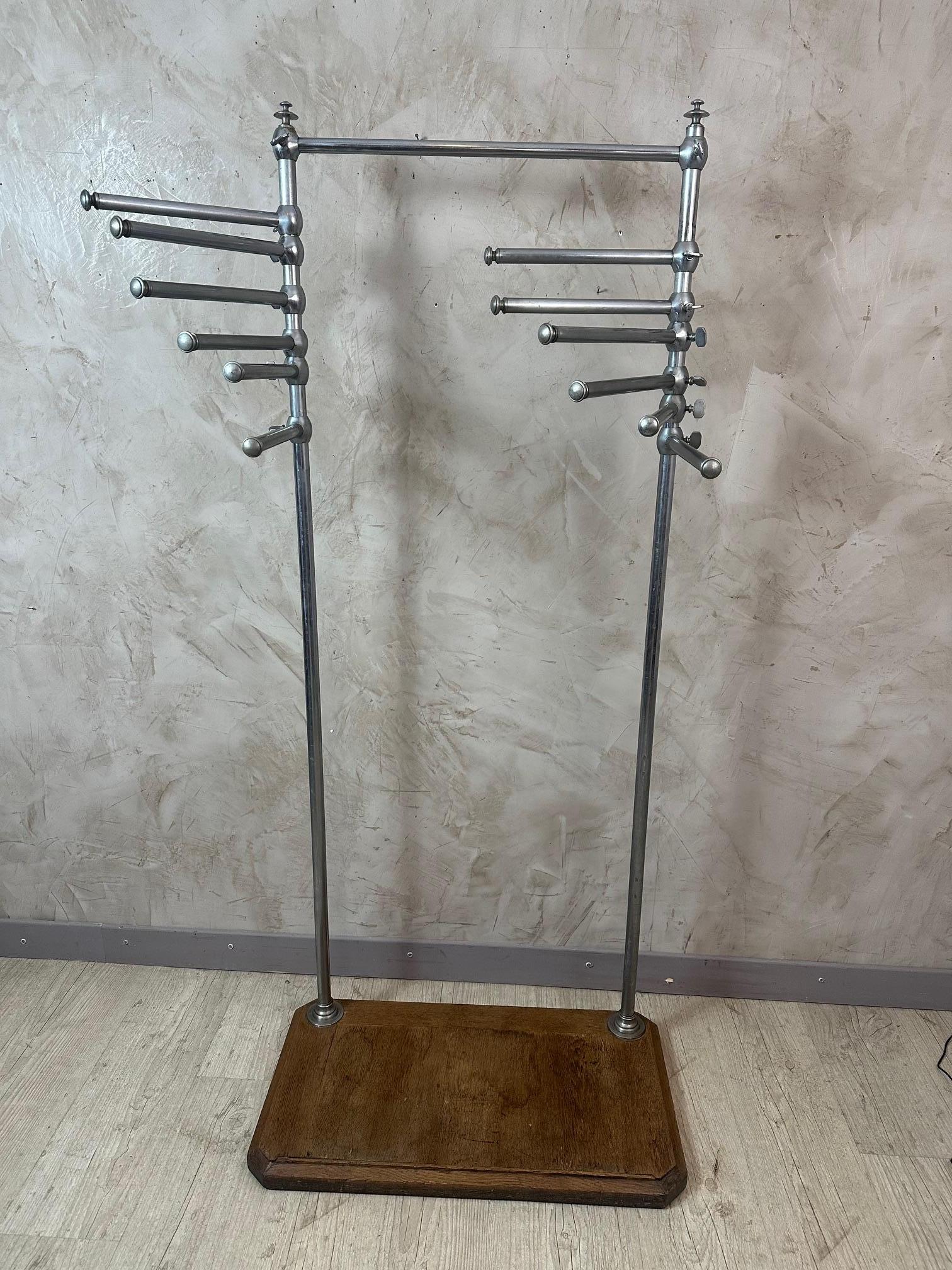 ¡Una pieza rara! Hermoso soporte o perchero francés Art Decó de metal cromado sobre base de roble. Cada brazo metálico pivota y puede fijarse utilizando los cierres metálicos de mariposa de los extremos. De muy alta calidad.