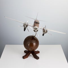 Modelo Art Decó francés del siglo XX de un avión sobre un globo terráqueo, hacia 1930