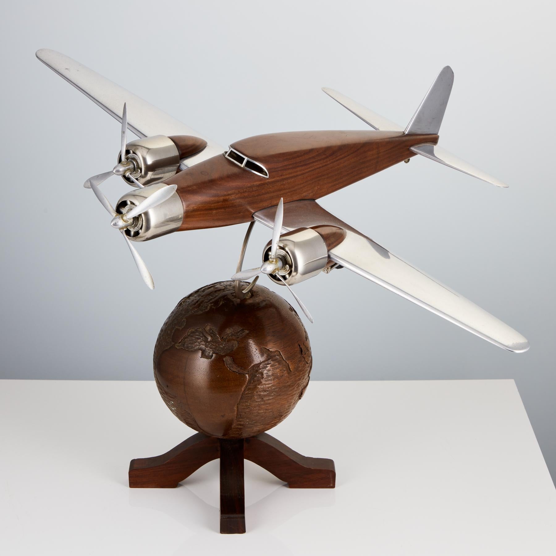 Français modèle Art Déco français du 20ème siècle d'un avion sur un globe terrestre:: vers 1930 en vente
