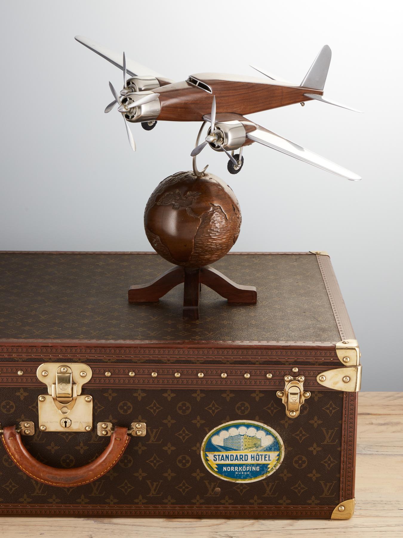 modèle Art Déco français du 20ème siècle d'un avion sur un globe terrestre:: vers 1930 Bon état - En vente à London, GB