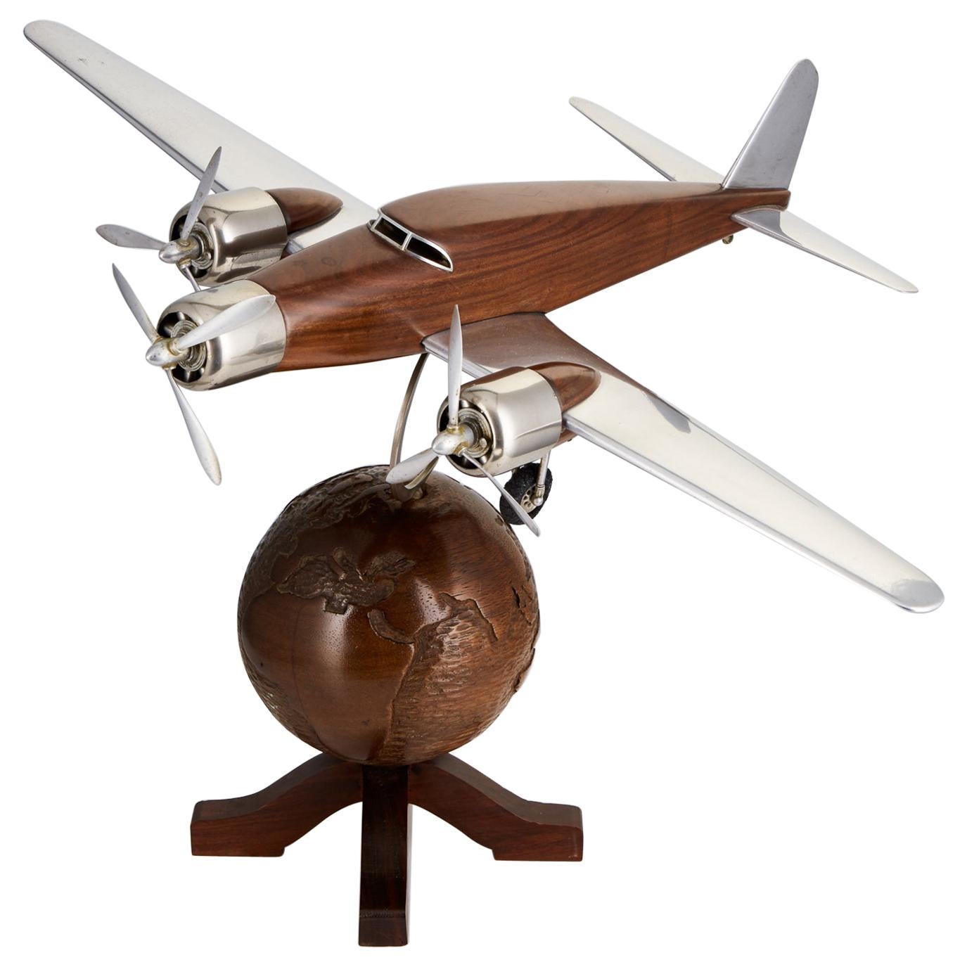 modèle Art Déco français du 20ème siècle d'un avion sur un globe terrestre:: vers 1930