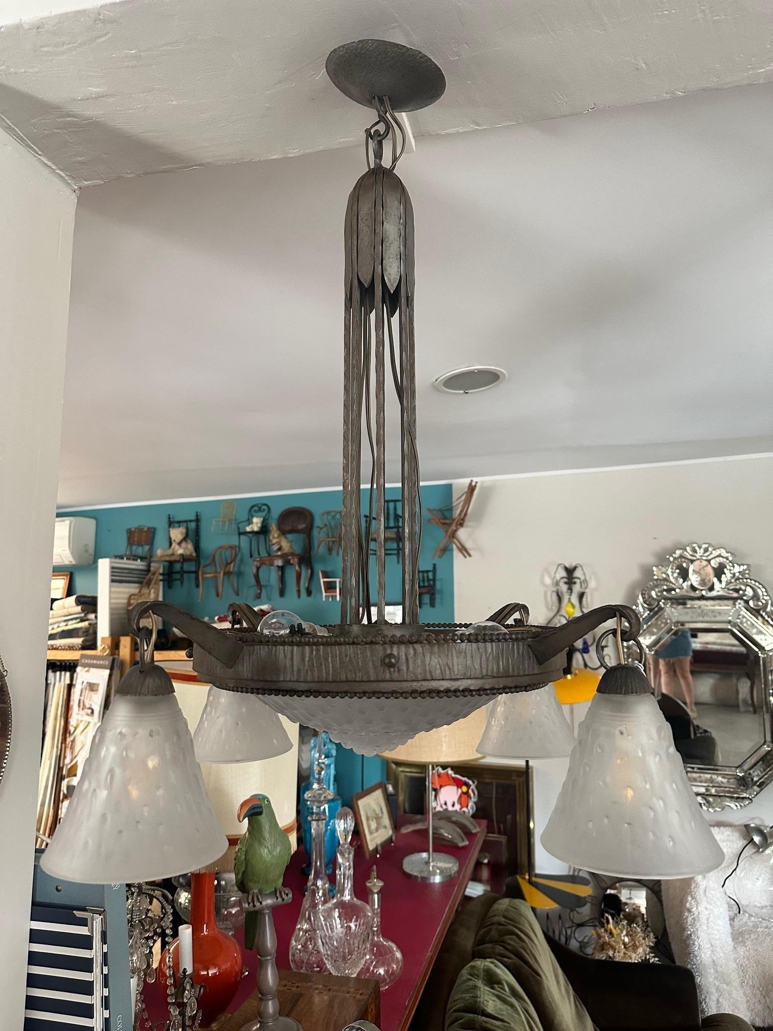 20th century French Art Deco Muller and Vasseur Wrought Iron Chandelier, 1930s For Sale 8