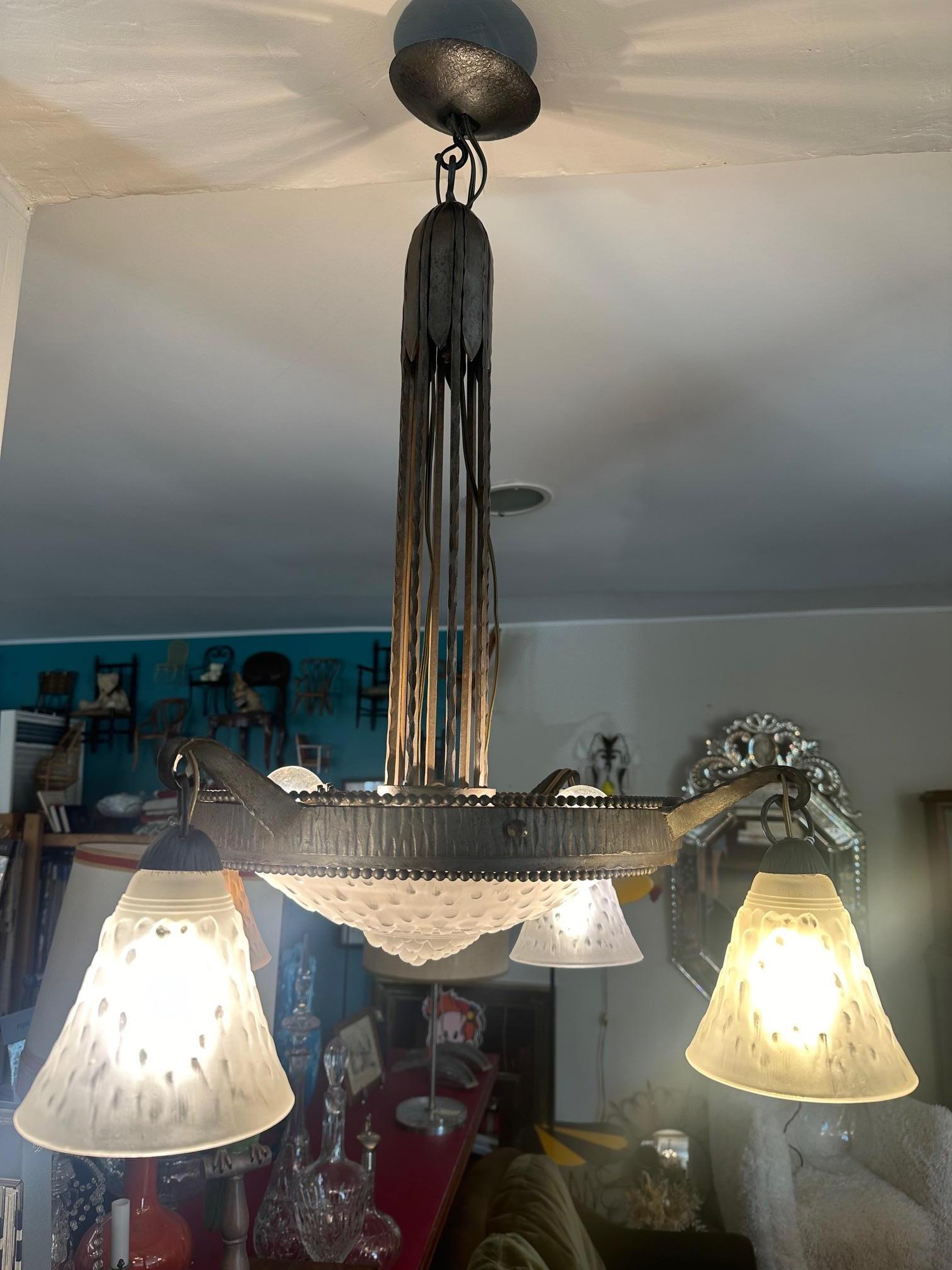 Polished 20th century French Art Deco Muller and Vasseur Wrought Iron Chandelier, 1930s For Sale