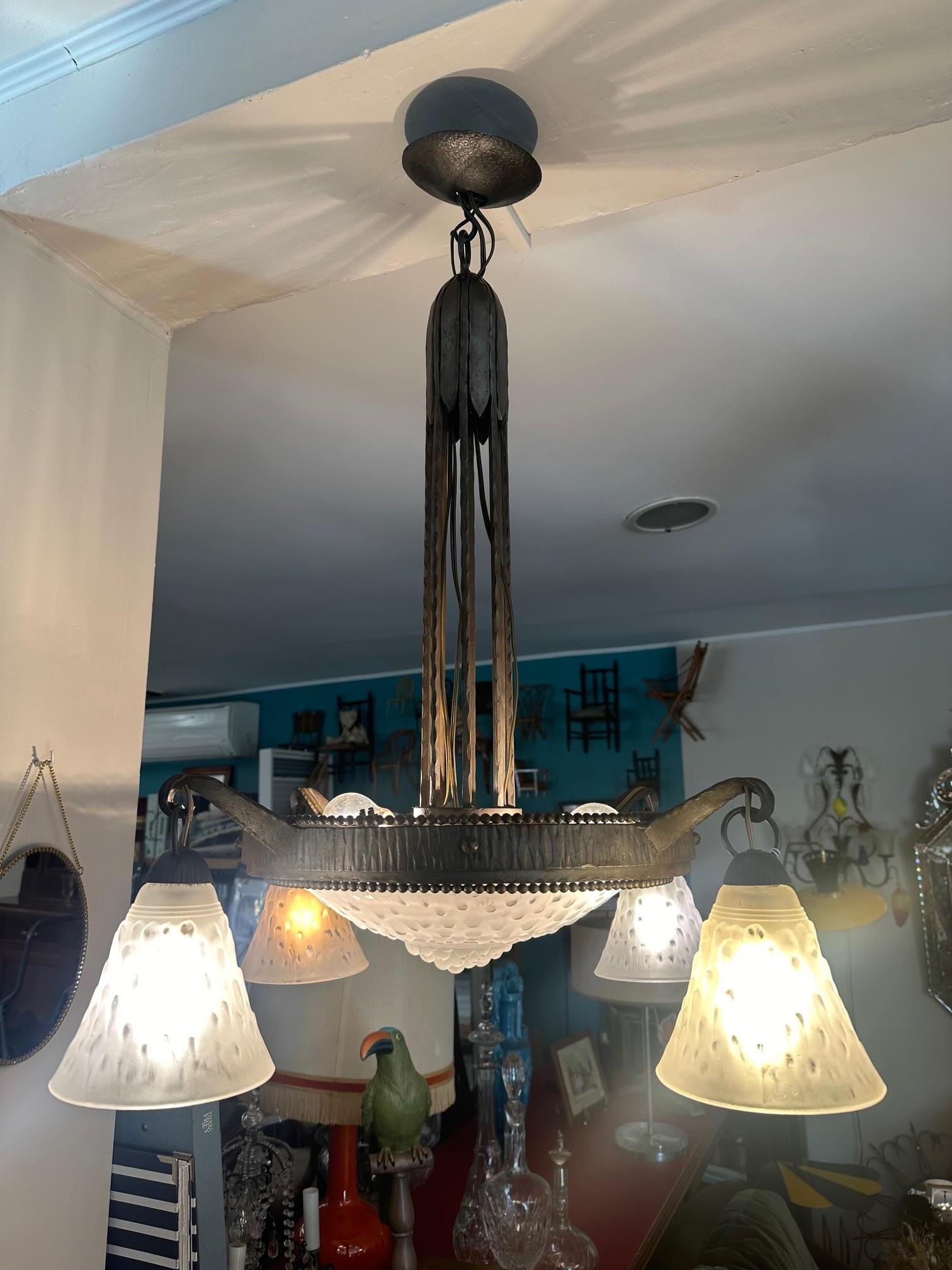 20th century French Art Deco Muller and Vasseur Wrought Iron Chandelier, 1930s In Good Condition For Sale In LEGNY, FR