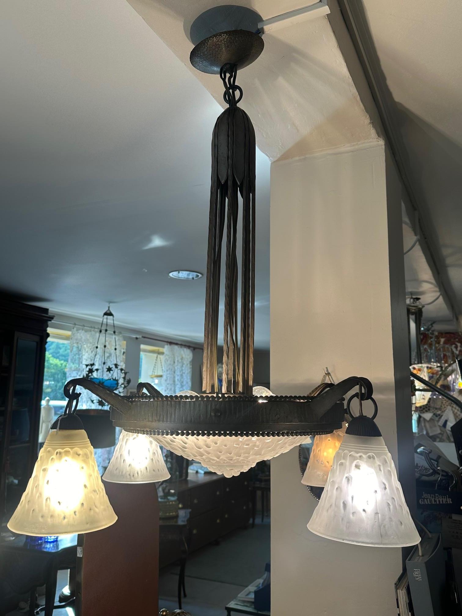 20th century French Art Deco Muller and Vasseur Wrought Iron Chandelier, 1930s For Sale 3