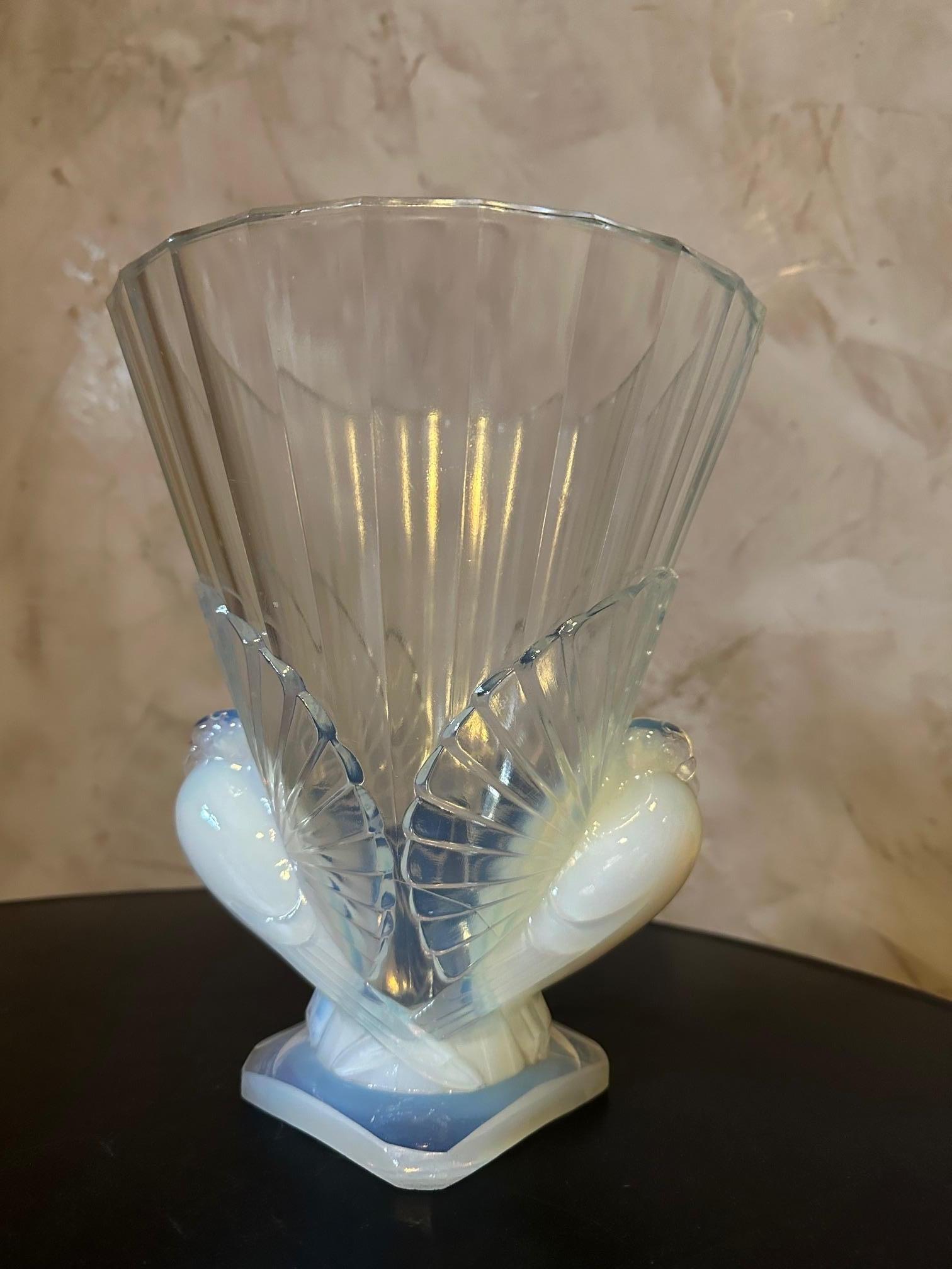 Französische Sabino-Vase aus opalisierendem Art-déco-Glas des 20. Jahrhunderts, 1930er Jahre (Art déco) im Angebot