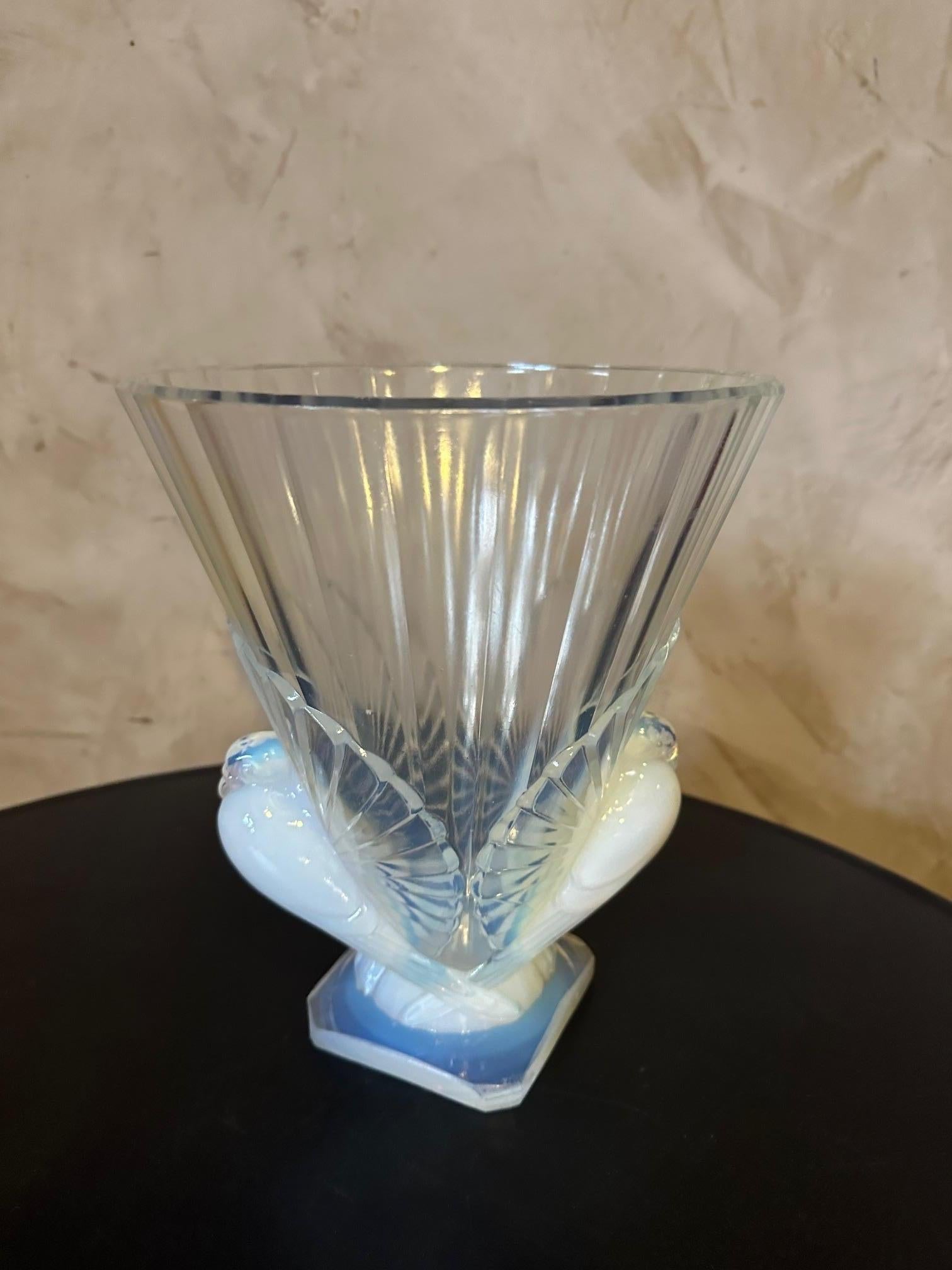 20th century French Art Deco Opalescent Glass Sabino Vase, 1930s In Good Condition For Sale In LEGNY, FR