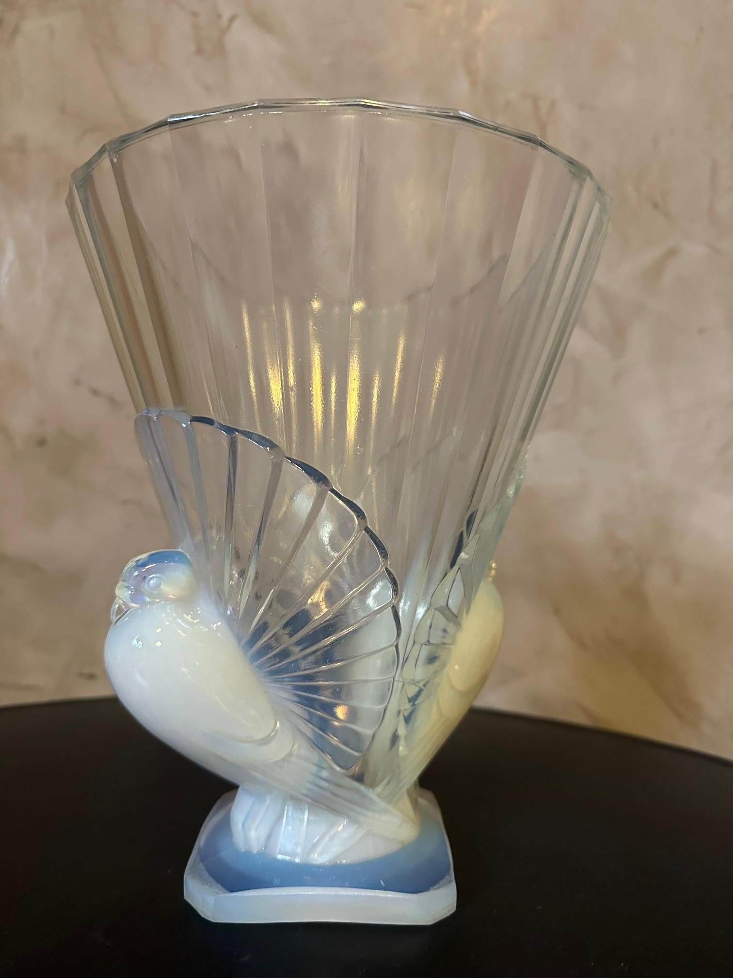 Mid-20th Century 20th century French Art Deco Opalescent Glass Sabino Vase, 1930s For Sale