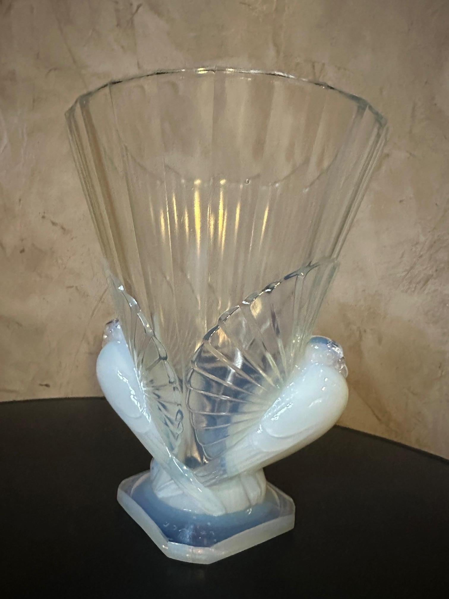 20th century French Art Deco Opalescent Glass Sabino Vase, 1930s For Sale 3