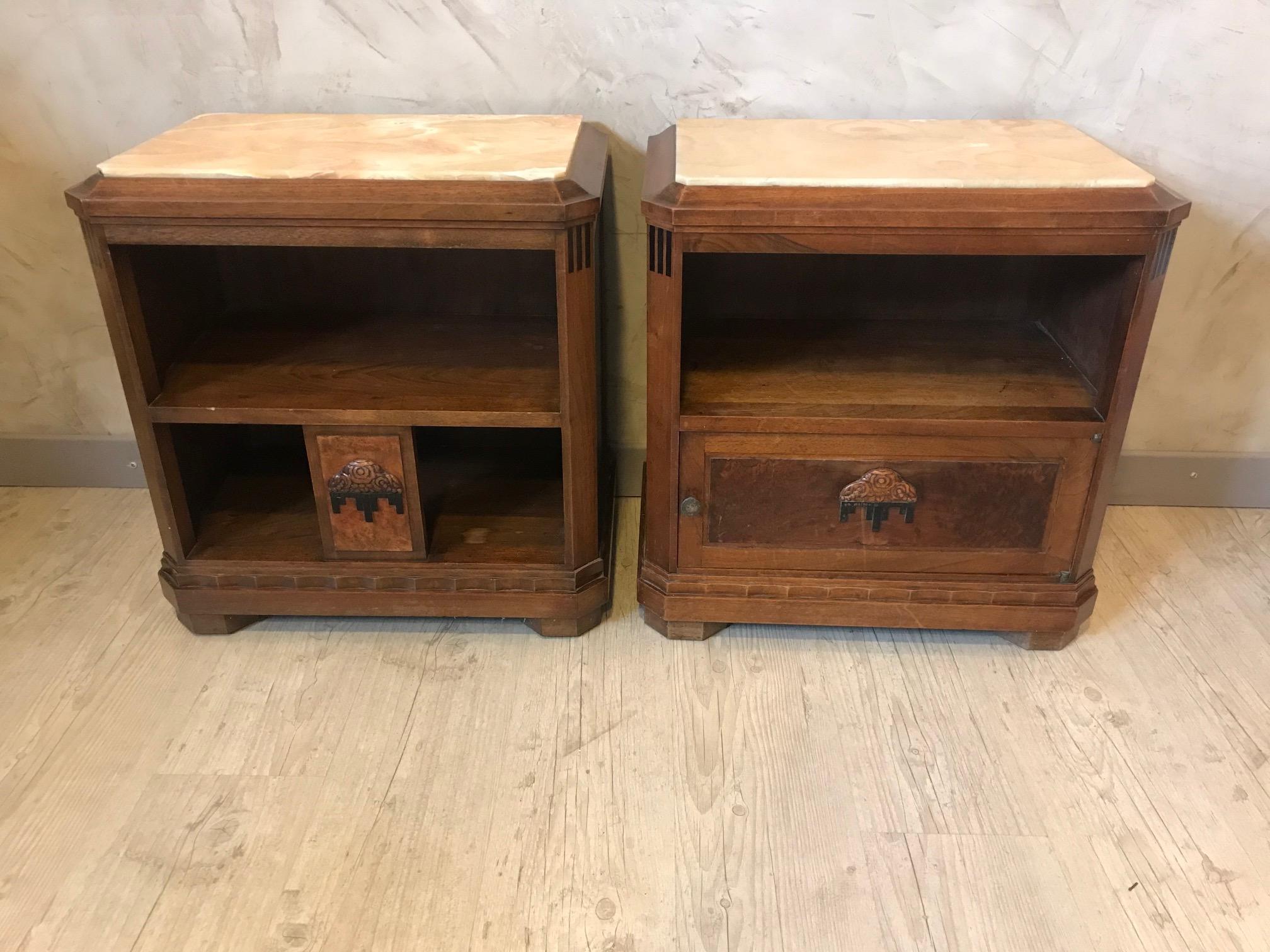 Very nice 20th century French Art Deco pair of bedside table from the 1930s.
Fake pair because on bedside has a door and a marble interior and the other stay open.
Removable marble tops. Typical Art Deco marquetry.
Good quality and condition.