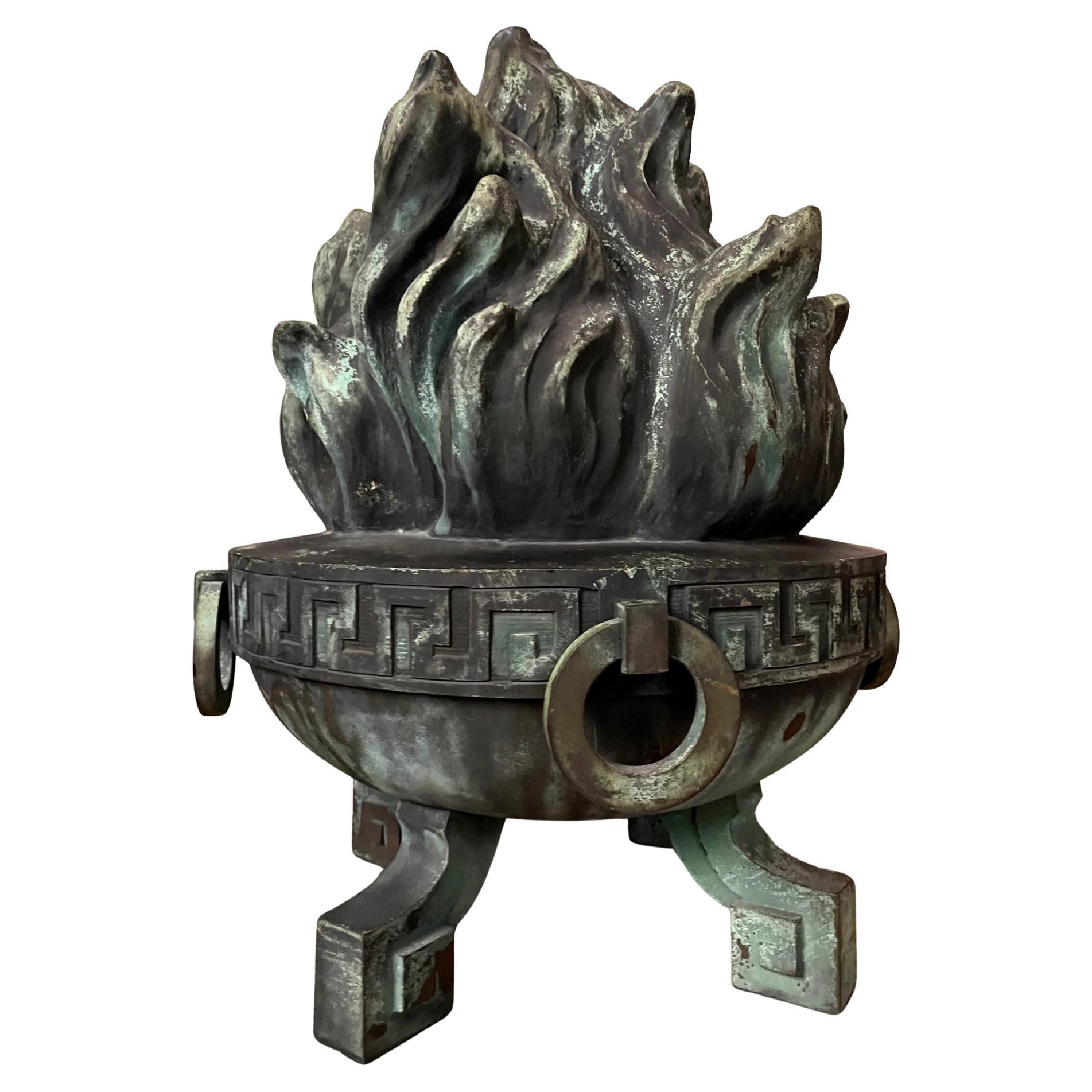 Vaso a urna in ghisa patinato Art Deco francese del XX secolo in vendita