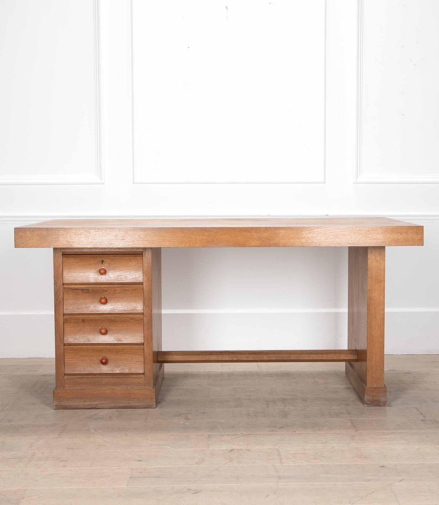 Scrivania con piedistallo del XX secolo in stile Art Déco.
In Oak con maniglie originali. Si smonta anche per facilitare il trasporto.
Circa 1930.