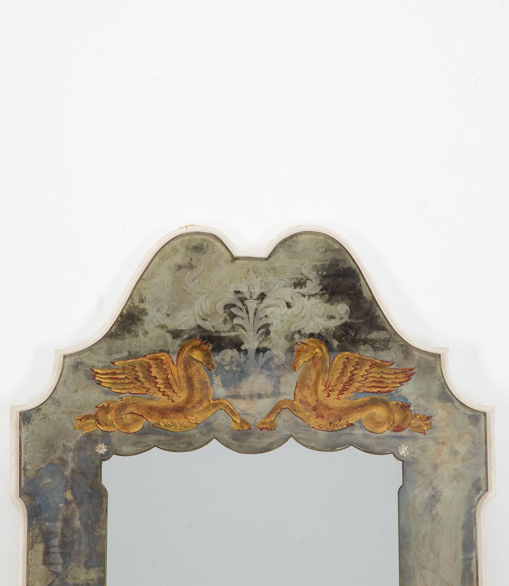 Miroir français du 20e siècle des années 1930, magnifiquement décoré.
Décoration en or et argent représentant des chevaux.
Les coins sont garnis de fleurs en verre.
Le miroir est doté d'une base en bois blanc.