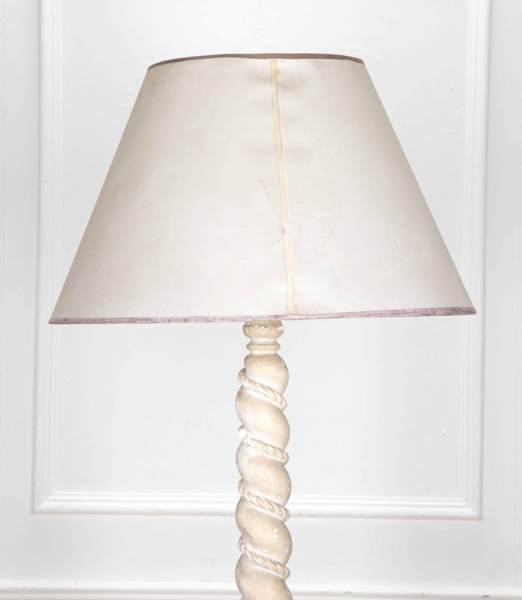 Französische Stehlampe aus Gips und Holz im Art-Déco-Stil, 20.
Nach dem Vorbild von Jean Michel Frank.
Um 1930.