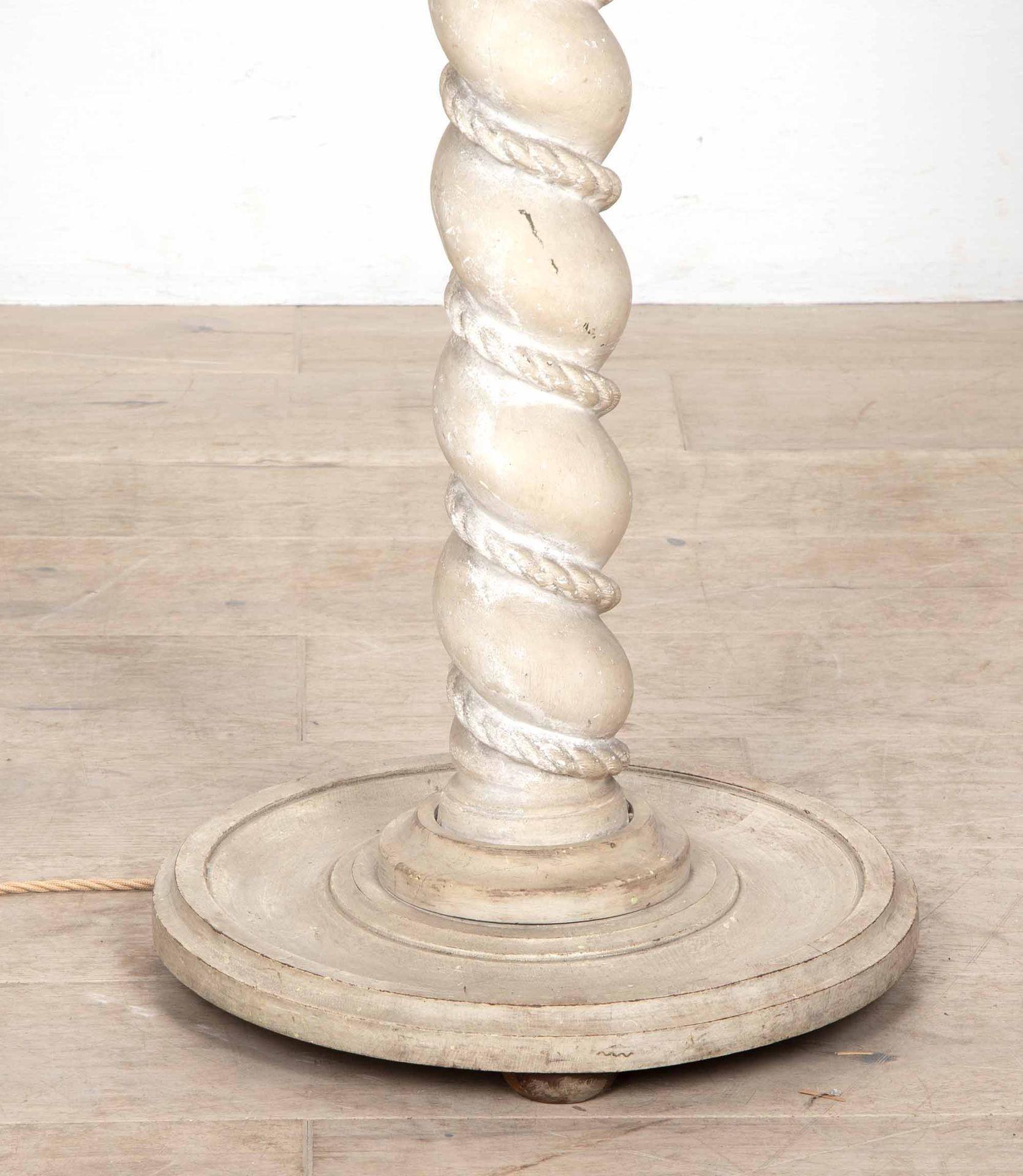20. Jahrhundert Französisch Art Deco Gips Stehlampe (Mitte des 20. Jahrhunderts) im Angebot