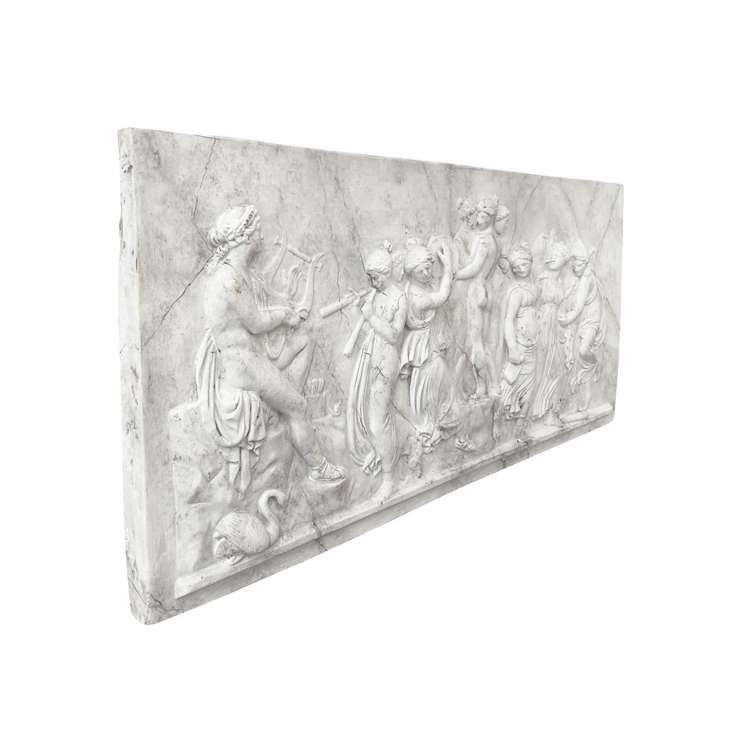Bas-relief mural Art Deco français du début du 20e siècle représentant le dieu grec Apollo et ses muses, réalisé en plâtre à la main, en bon état. Non recommandé pour une utilisation à l'extérieur. Usure conforme à l'âge et à l'utilisation. Circa