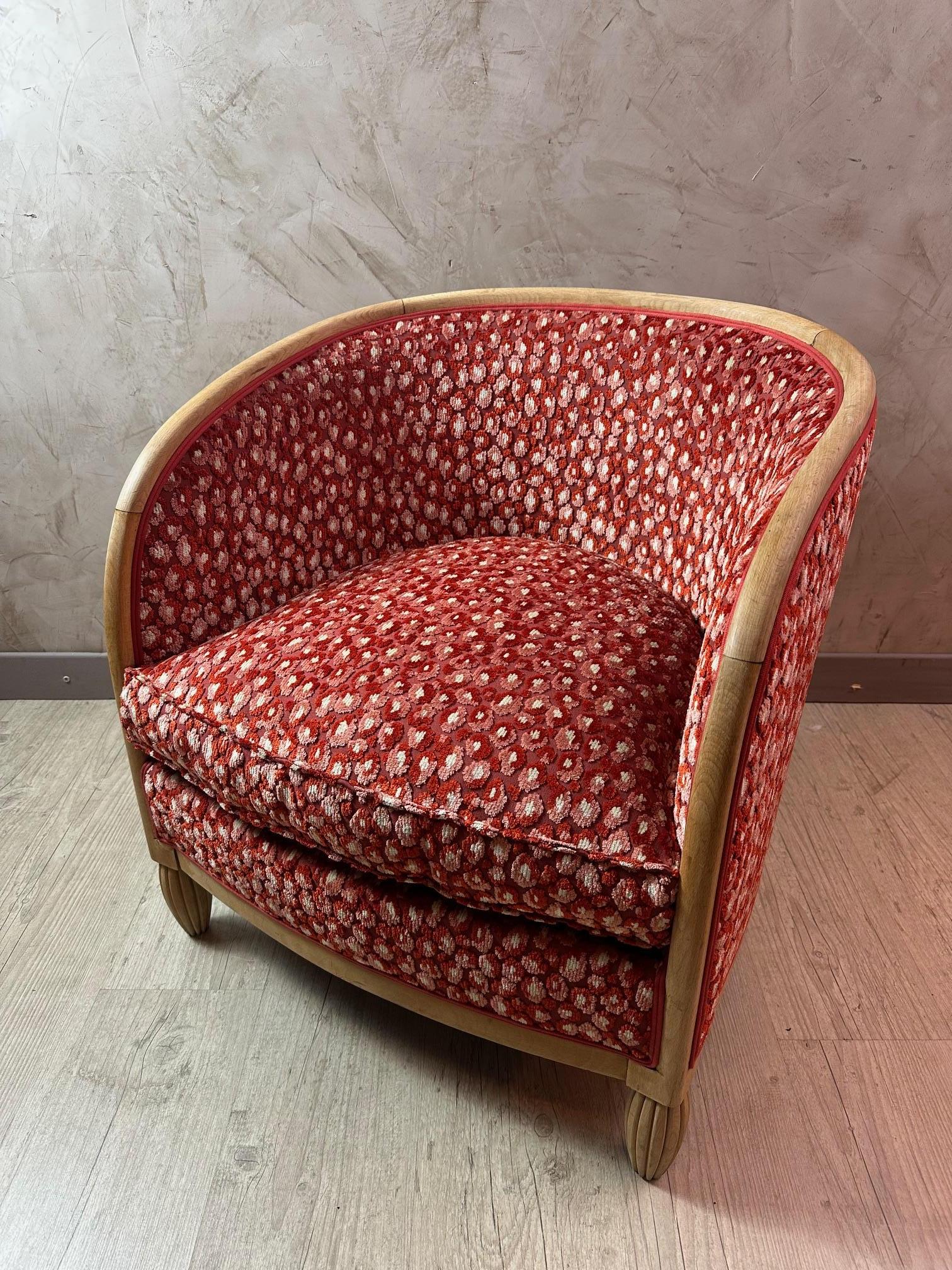 Very beautiful art deco armchair completely reupholstered in our workshops, by our craftsmen upholsterers, with a very beautiful fabric from the latest Jane Churchill collection in shades of pink and red. Removable double-sided cushion and removable