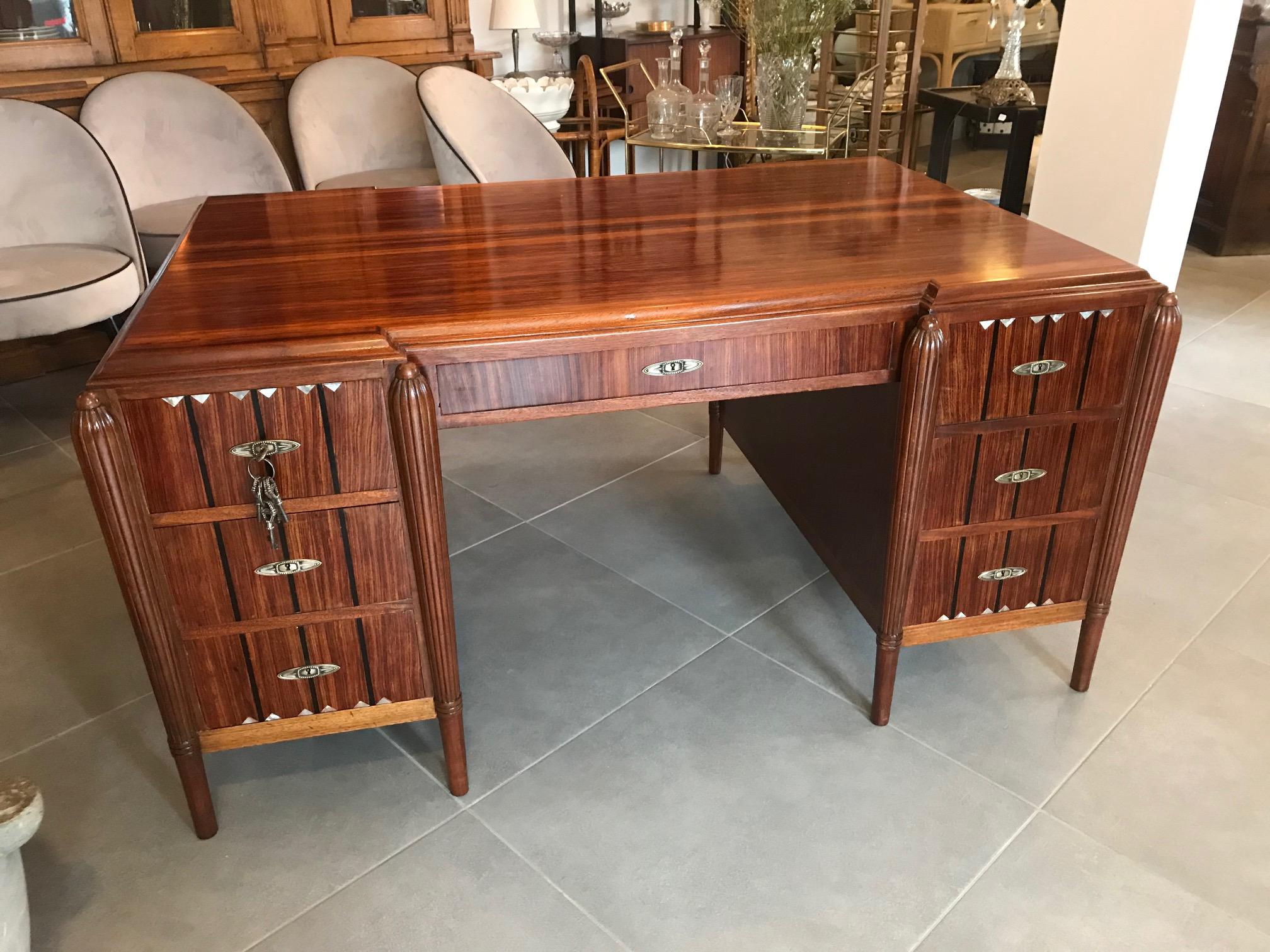 20th Century French Art Deco Rosewood and Mother of Pearl Desk, 1930s In Good Condition In LEGNY, FR