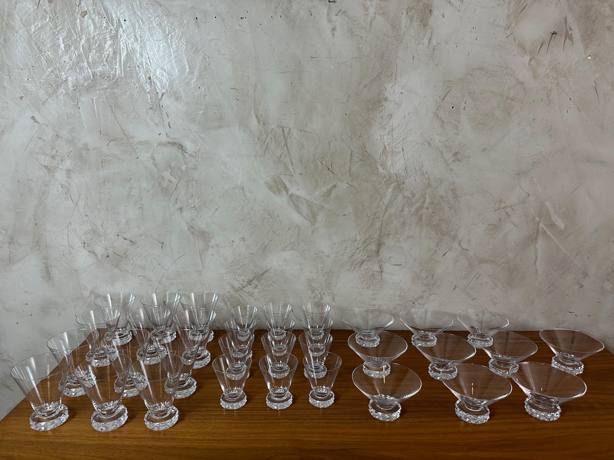 Ajoutez une élégance intemporelle à votre table avec ce superbe service de verres signé de la prestigieuse cristallerie Saint-Louis, modèle Diamant. Le motif Diamant est une magnifique création Art déco conçue en 1933 par Joseph Bleichner, le