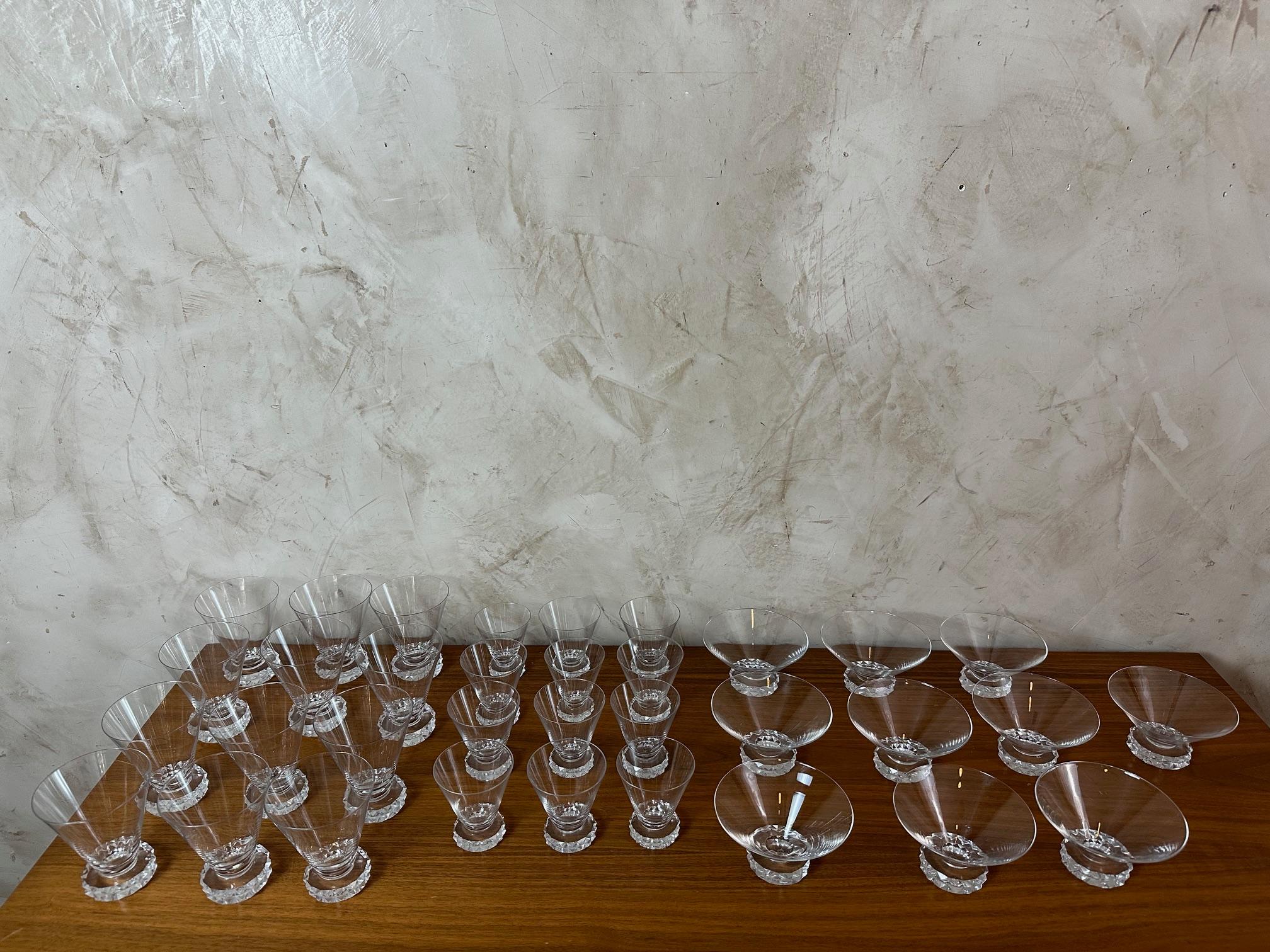 Ensemble de 34 verres en cristal Saint Louis, Art déco français du 20e siècle, années 1933 Bon état - En vente à LEGNY, FR