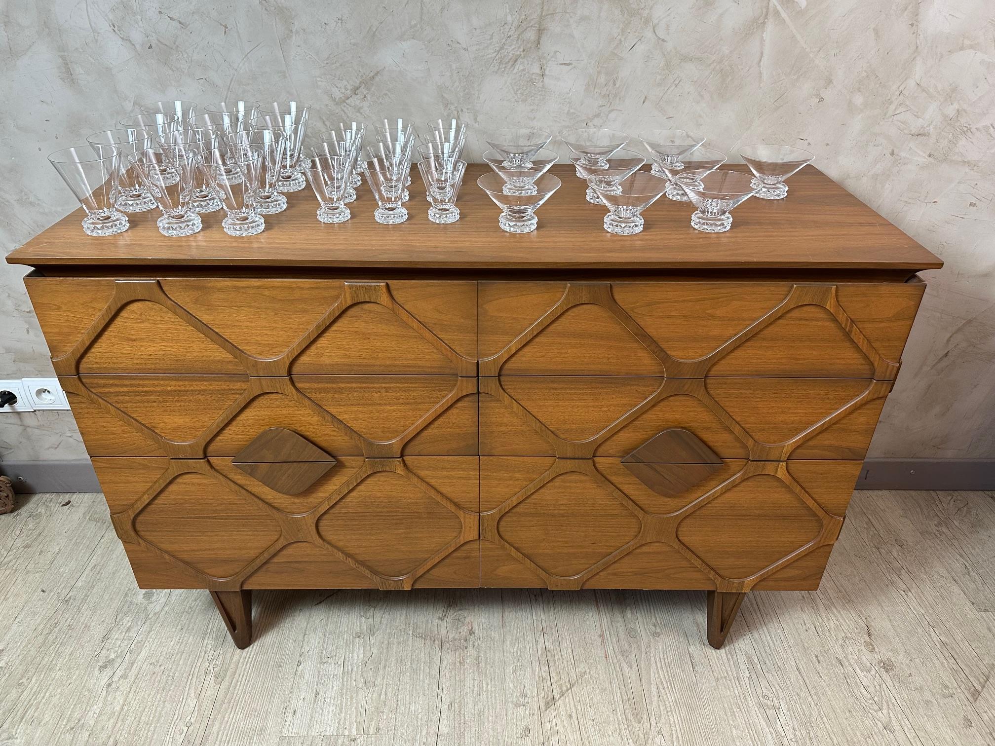 Milieu du XXe siècle Ensemble de 34 verres en cristal Saint Louis, Art déco français du 20e siècle, années 1933 en vente