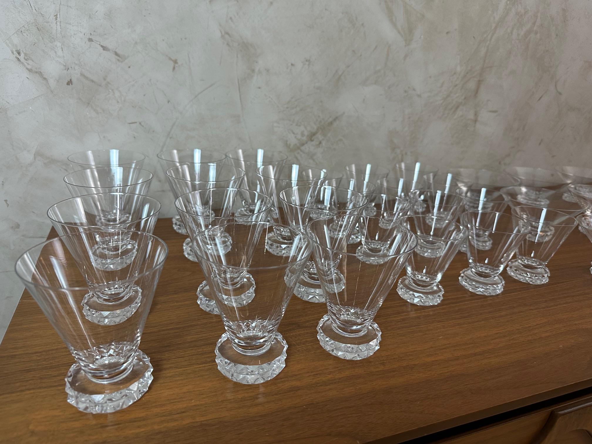 Cristal Ensemble de 34 verres en cristal Saint Louis, Art déco français du 20e siècle, années 1933 en vente