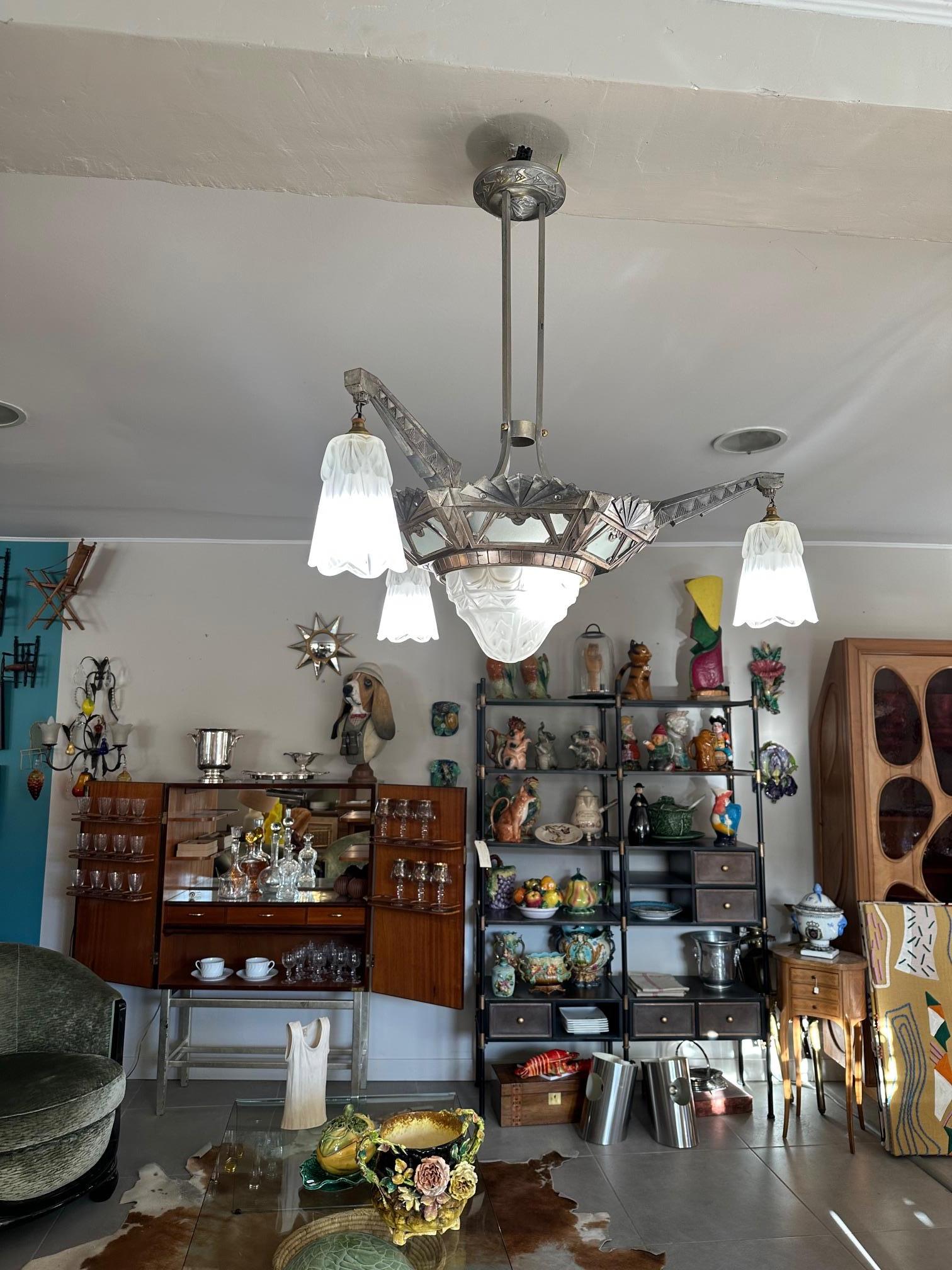 Lustre Art Déco français du 20e siècle en bronze argenté et verre, années 1930 en vente 3