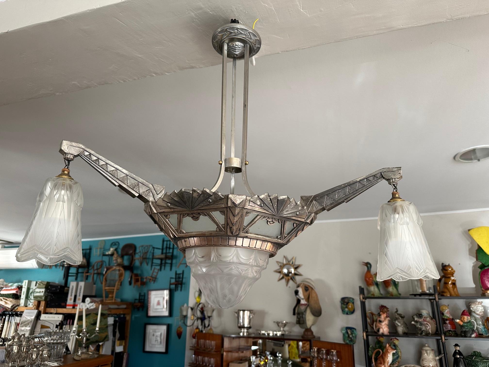 Lustre Art Déco français du 20e siècle en bronze argenté et verre, années 1930 en vente 4