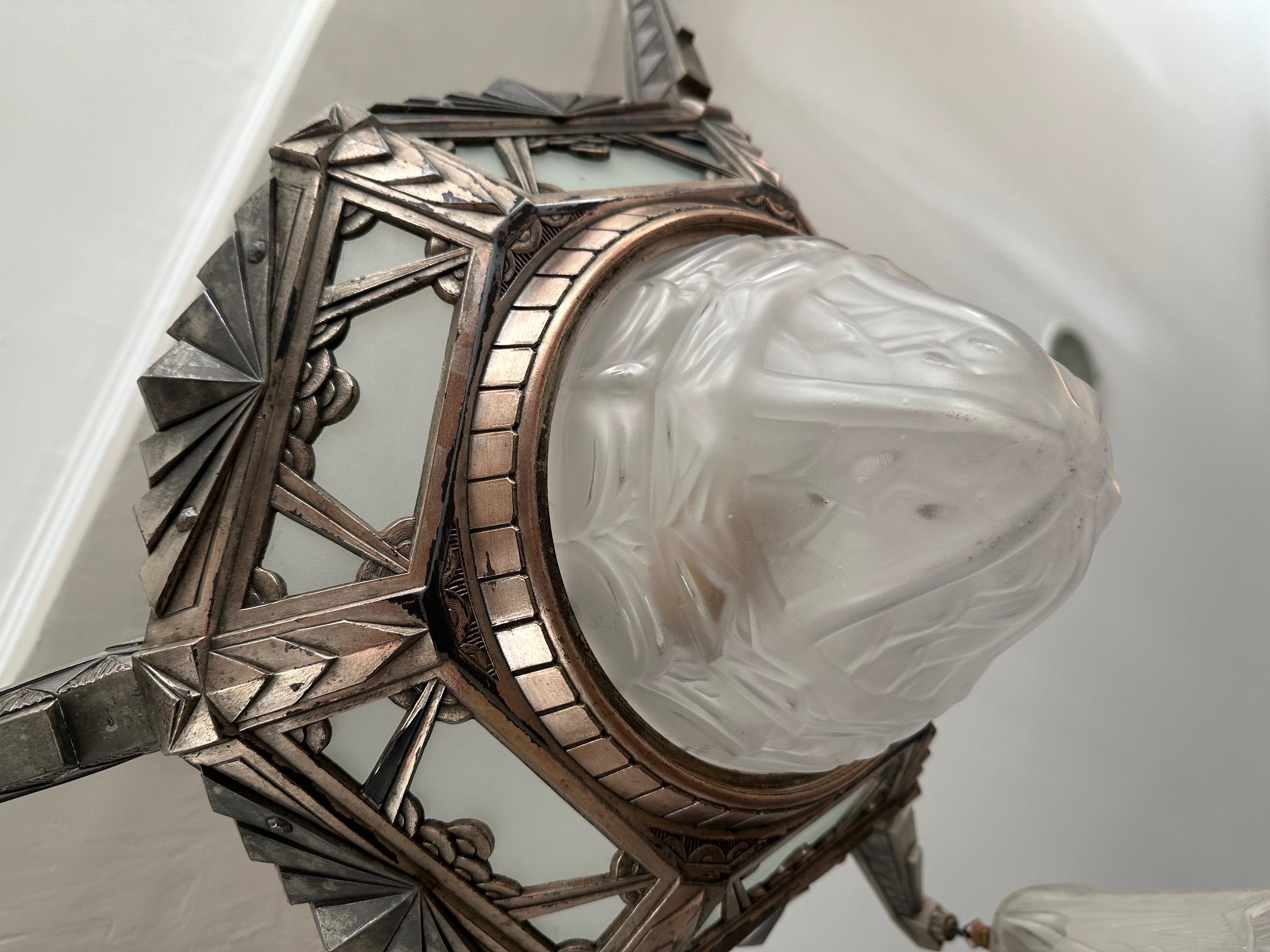 Lustre Art Déco français du 20e siècle en bronze argenté et verre, années 1930 en vente 6