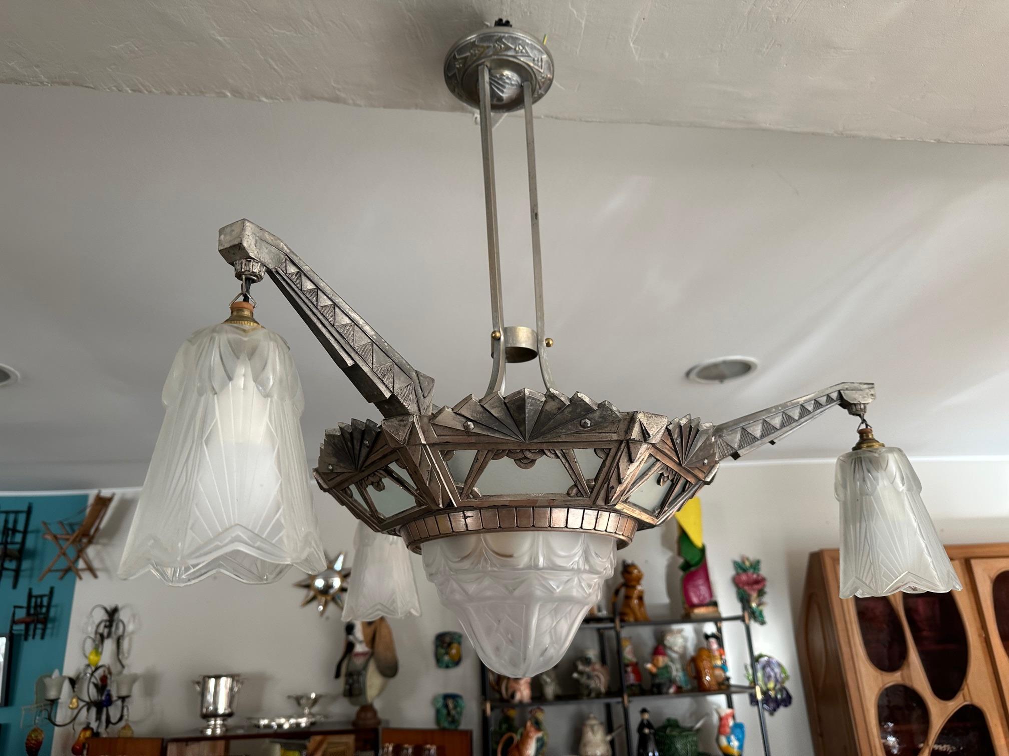 Lustre Art Déco français du 20e siècle en bronze argenté et verre, années 1930 en vente 7