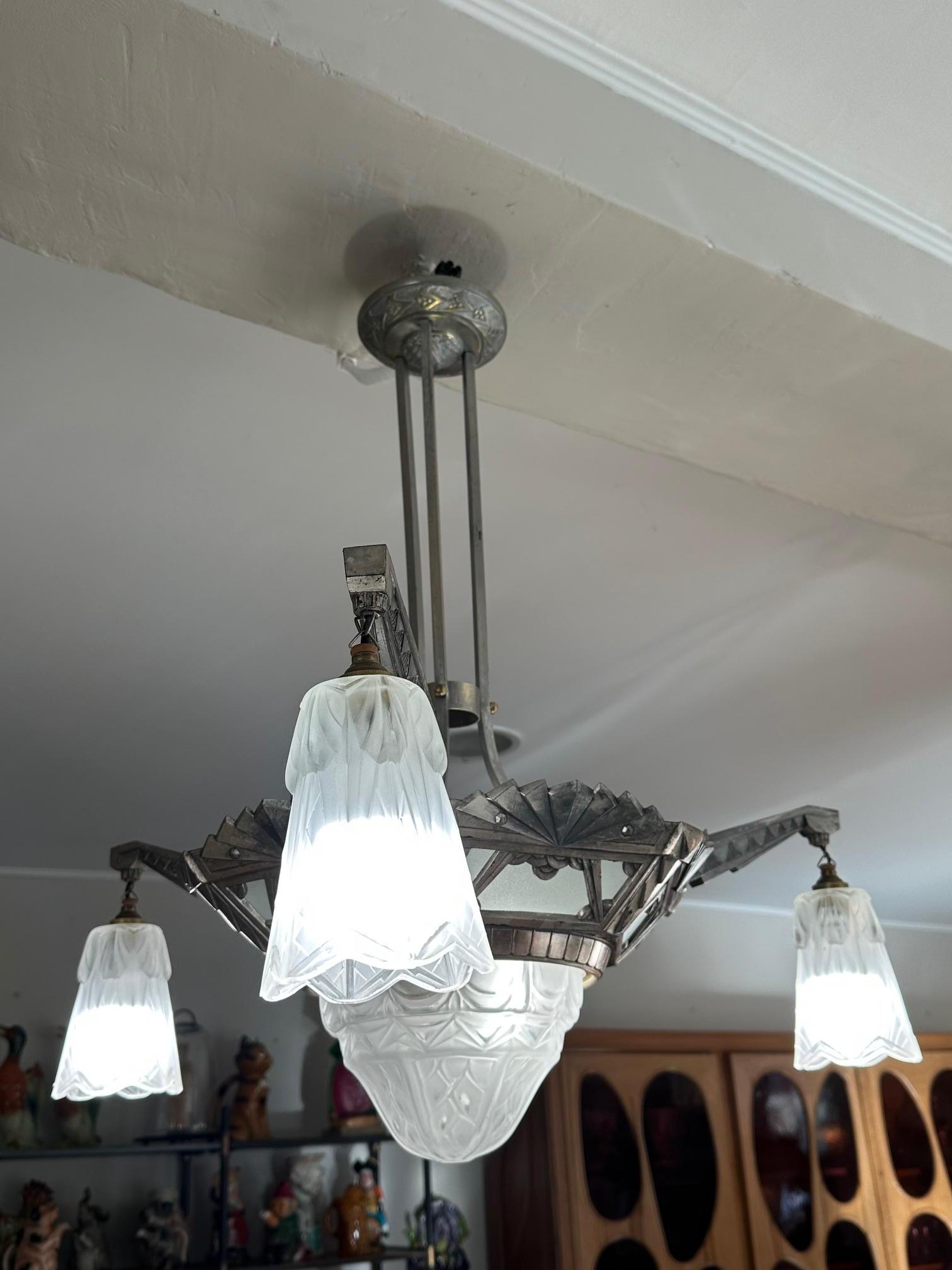 Art déco Lustre Art Déco français du 20e siècle en bronze argenté et verre, années 1930 en vente